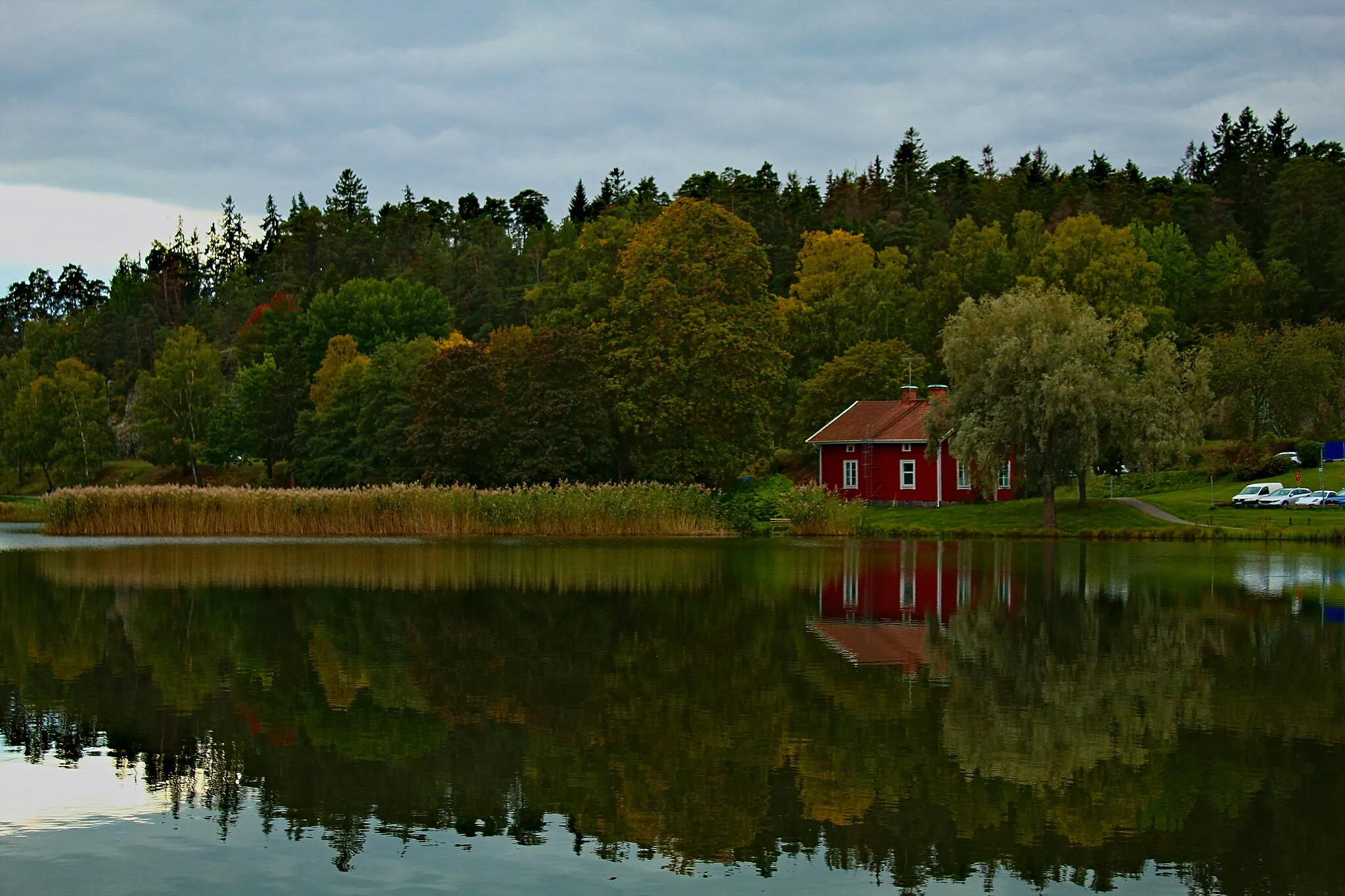 Photo showing: Saltskogsfjärden, även kallad Scaniasjön. Byggnaden idag invid Scania AB:s huvudkontor. Huset var tidigare stinsbostad för Södertelge öfre station / Saltskogs station.