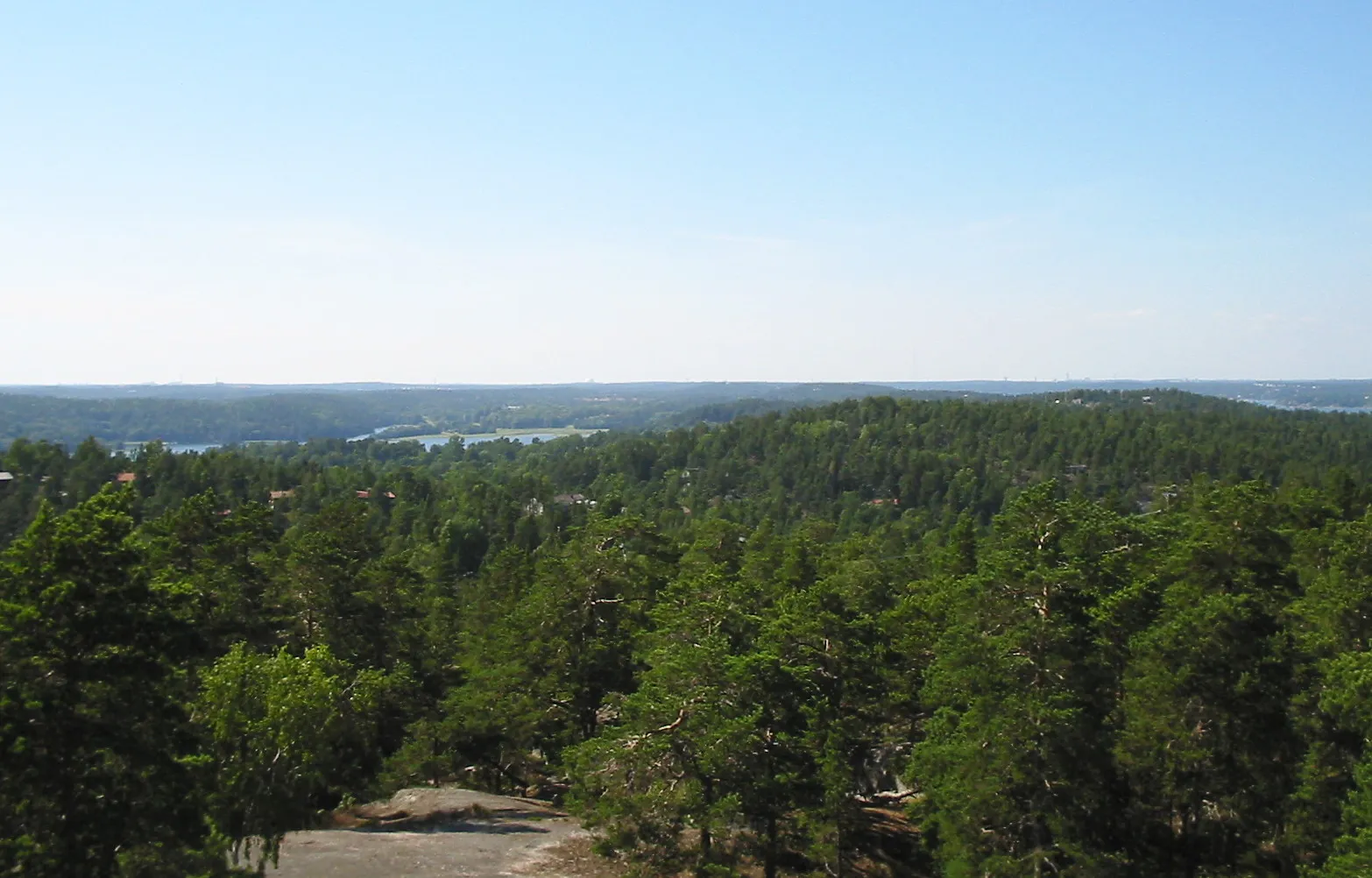 Photo showing: View from the top of the watchtower on top of Telegrafberget, Tyresö, Sweden, with a view towards Stockholm.
The Stockholm Globe Arena can be seen on the horizon, slightly left of center of image.
The body of water seen on the left is Kalvfjärden, and the body of water barely visible on the far right is Erstaviken.