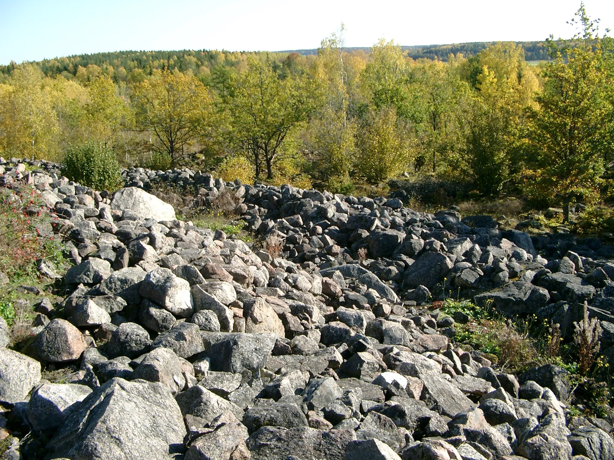 Photo showing: Die vorgeschichtliche Burg Broborg in der Gemeinde Knivsta mit Blick auf inneren und den äußeren Wall in Richtung Osten.