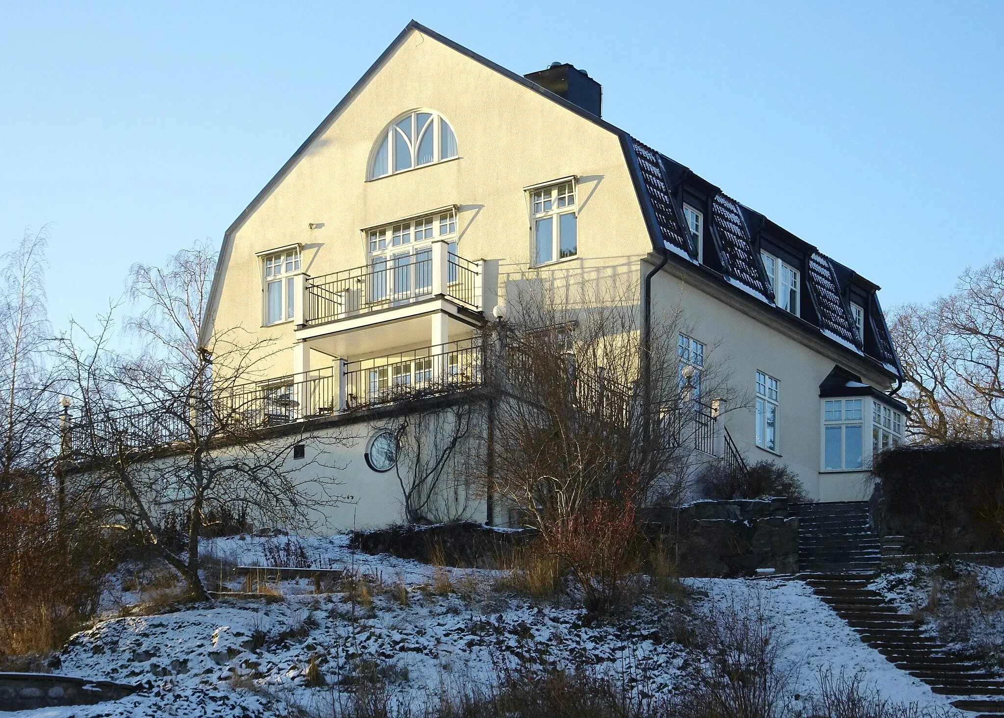 Photo showing: Villa Ernest Florman, Herrgårdsbacken 5, Saltsjö-Duvnäs, arkitekt Knut Perno, beställare hovfotograf Ernest Florman, byggår 1907. Villan brann ner men återuppbyggdes i ursprungligt utseende.