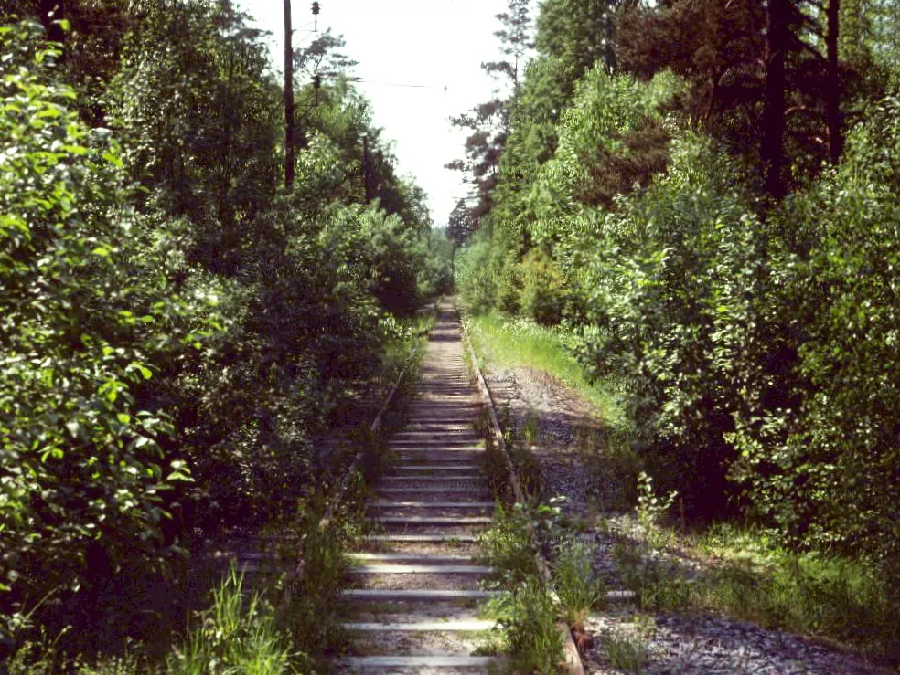 Photo showing: "Krutbanan" (The gunpowder line) was a secret military railroad in Stockholm, about 3 km long, from the main railway line a bit north of Ulriksdal station to an ammunition depot in Ursvik. "Krutbanan" was never drawn on publicly available map. Already in the 1970's the rail trafic was very sparse there and during the later parts of the 1980's the rails were torn up and removed.