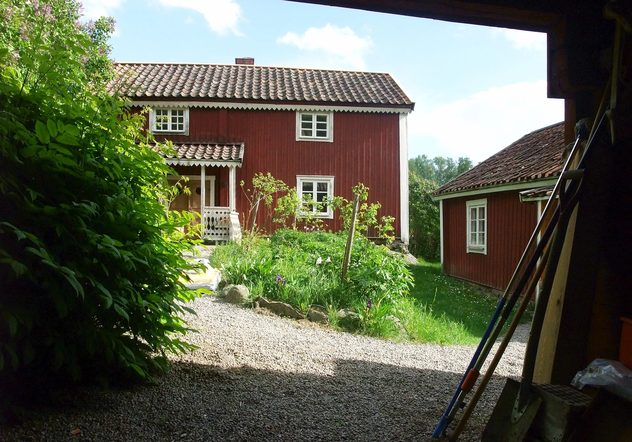 Photo showing: Norr Enby gård, Oppgården sedd genom portlidret, Andrestugan till höger.