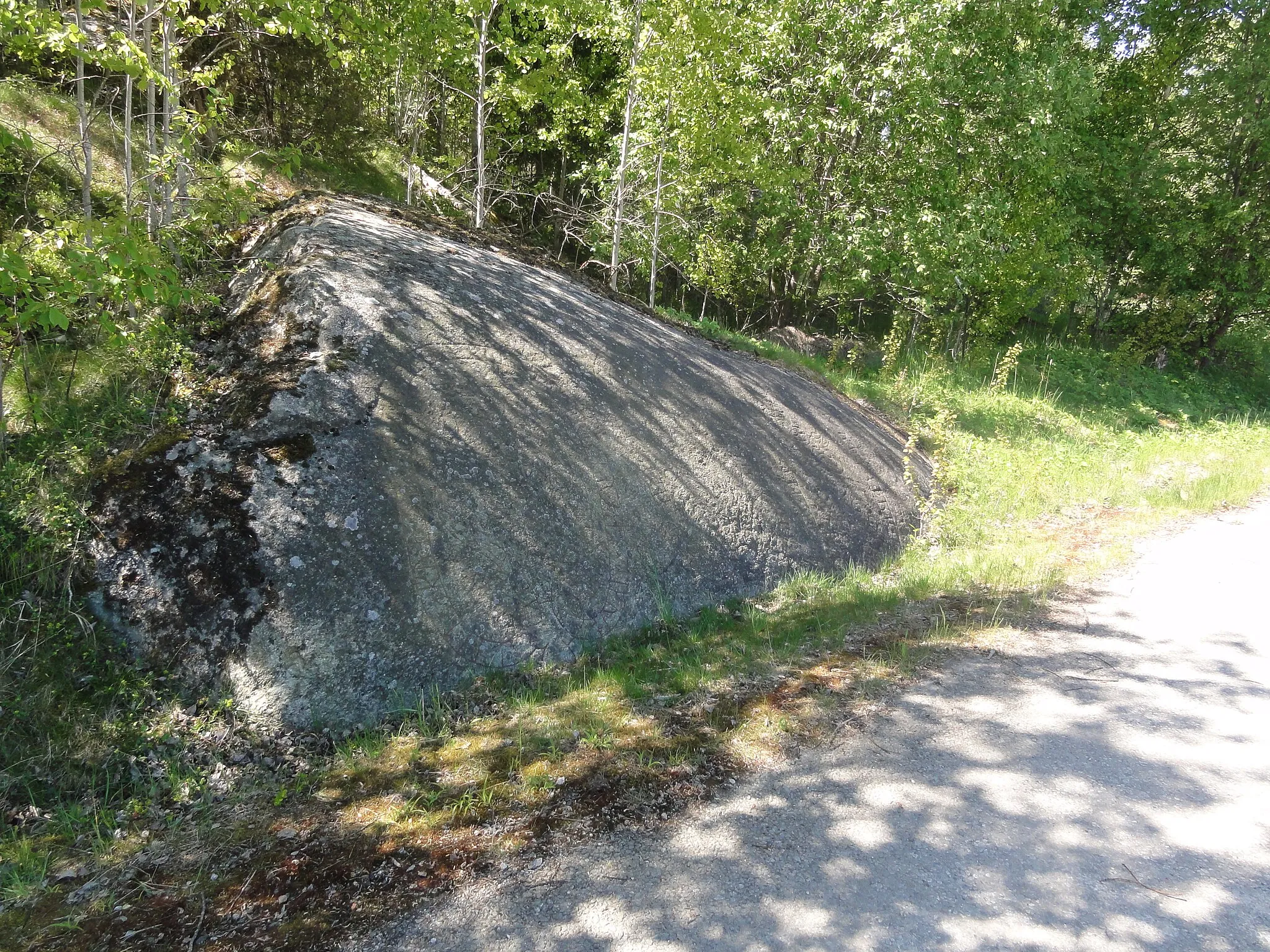 Photo showing: Berghäll med runinskrifterna Sö 219, Sö 220 och Sö 221