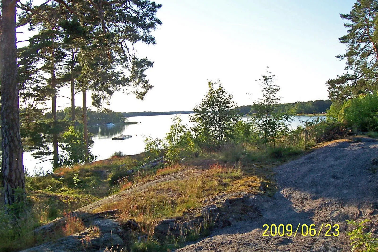 Photo showing: Djurö By, Värmdö. En vacker vårvy från restaurangen i Djurhamn.