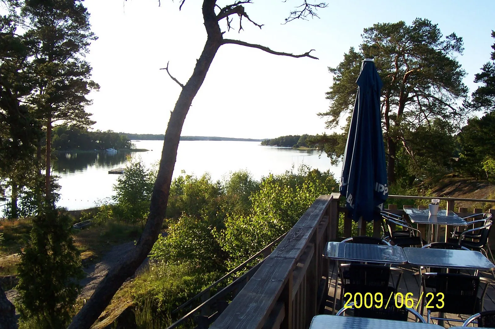 Photo showing: Djurö By, en vacker vårvy från restaurangen i Djurhamn.