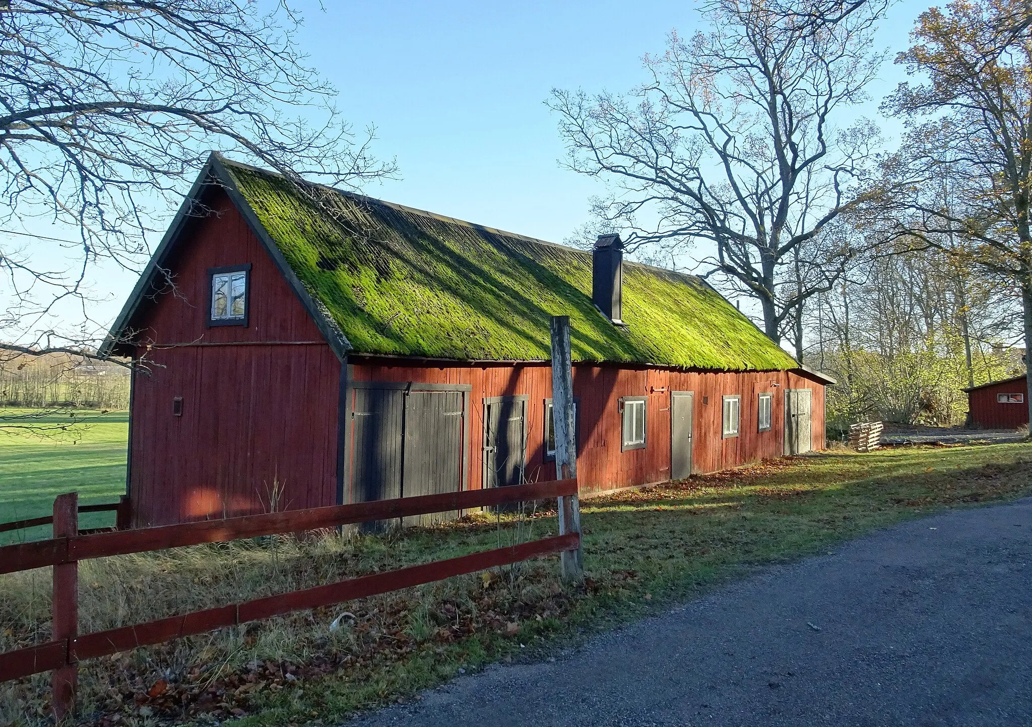 Photo showing: Skogs-Ekeby gård, ekonomibyggnad