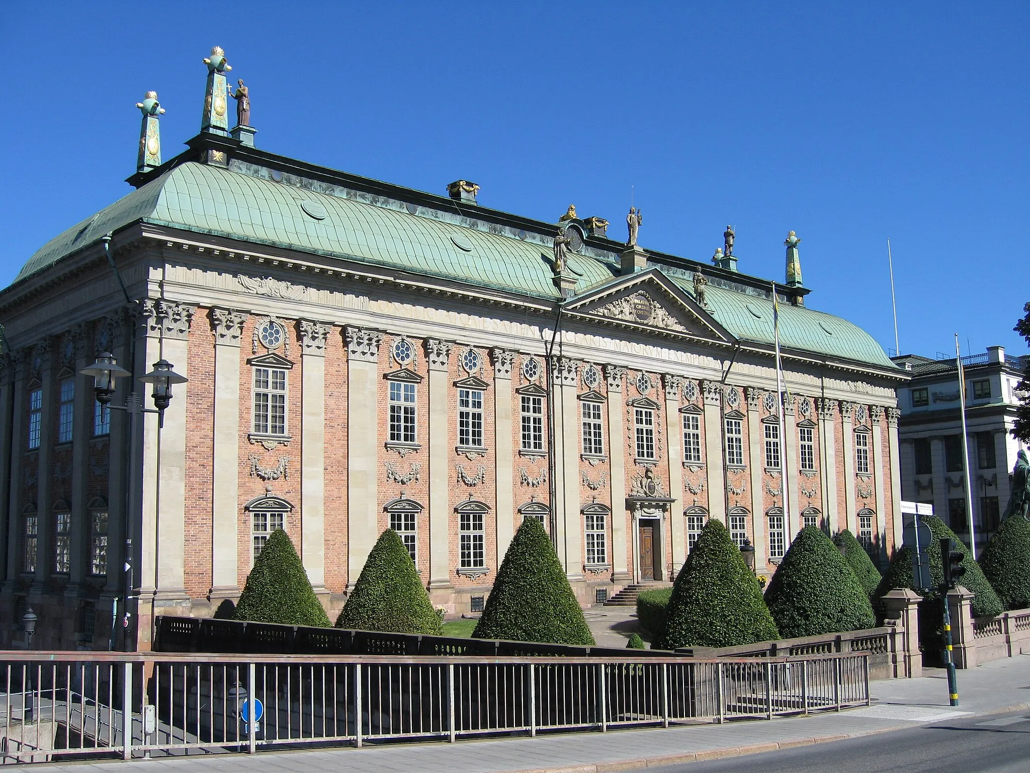 Photo showing: House of Nobility in Stockholm was built in 1641-1674, a palace in Dutch baroque with classicist elements. House of Nobility, Riddarhuspalatset, has four consecutive architects. The first architect was the Frenchman Simon de la Vallée, who designed a French Renaissance palace. After his death in 1642, he was succeeded by the German Heinrich Wilhelm (died 1652), who during which in the years 1646-1652 led the constructionm, and then by the Dutchman Justus Vingboons (died 1698), who returned to Amsterdam in 1656, and the Frenchman Jean de la Vallée (died 1696), son of Simon de la Vallée. The last three architects have left their mark on the building.