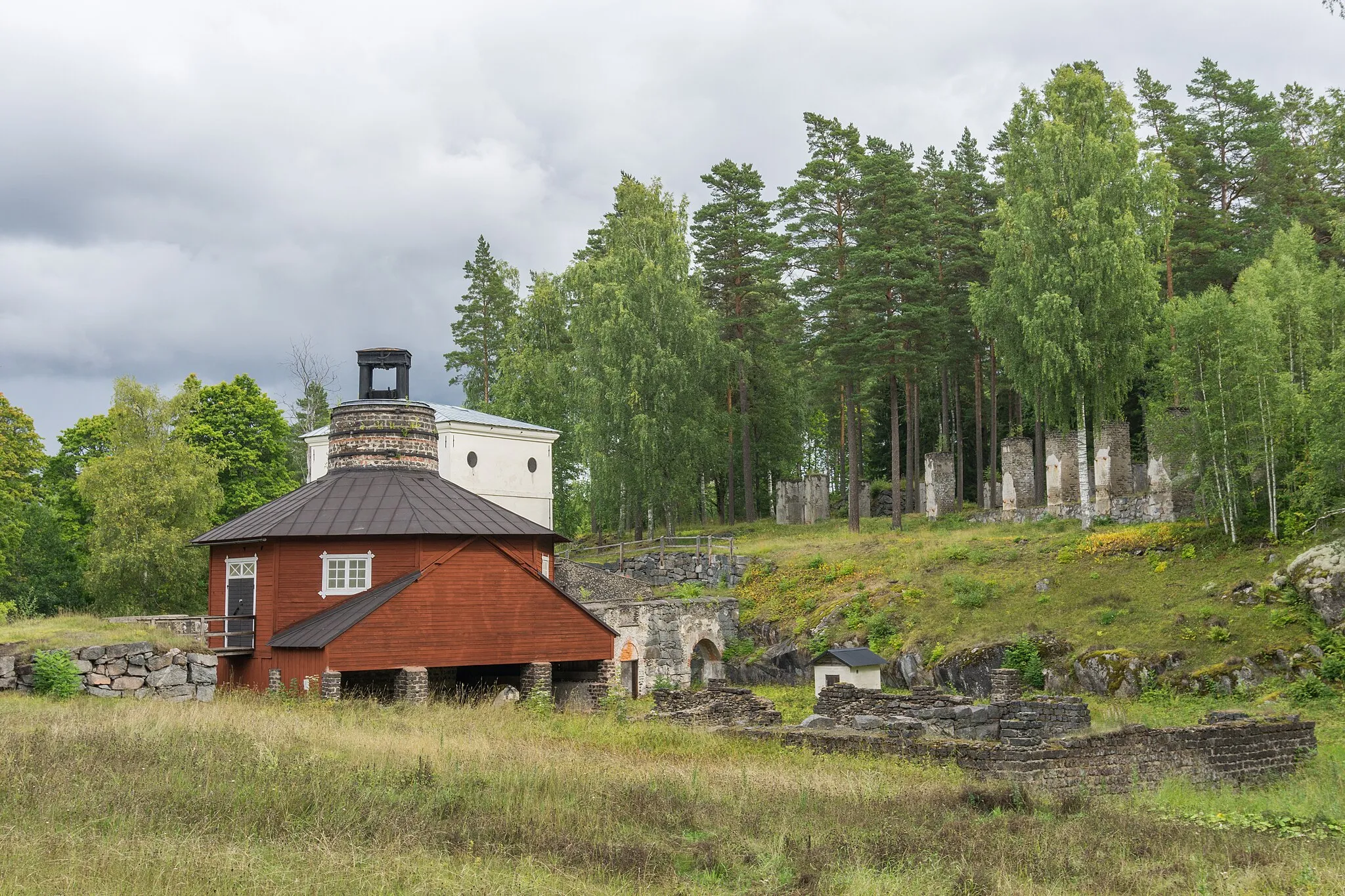 Photo showing: Bennebol blast furnace. Taken from the hiking trail Upplandsleden between Knutby and Vällen lake, Sweden