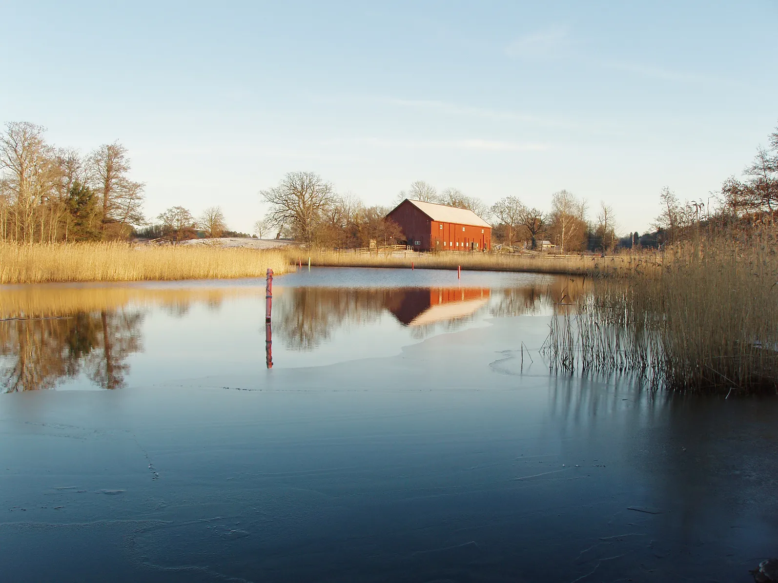 Photo showing: The most narrow strait in Kyrkviken with a thin layer of ice, between Hustegaholm and Ekholmsnäs, Lidingö.