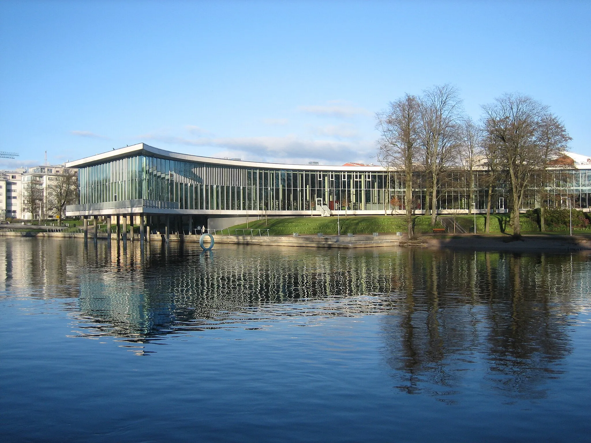 Photo showing: Exterior view of the public library in Halmstad, March 2008.