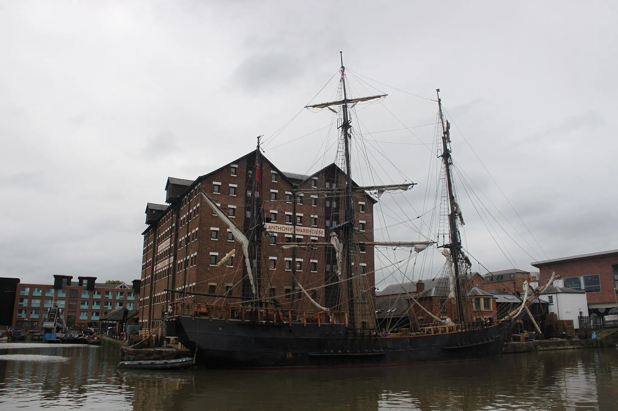 Photo showing: Earl of Pembroke (tall ship) in Gloucester Docks (renamed as The Wonder) for filing of Alice in Wonderland: Through the Looking Glass