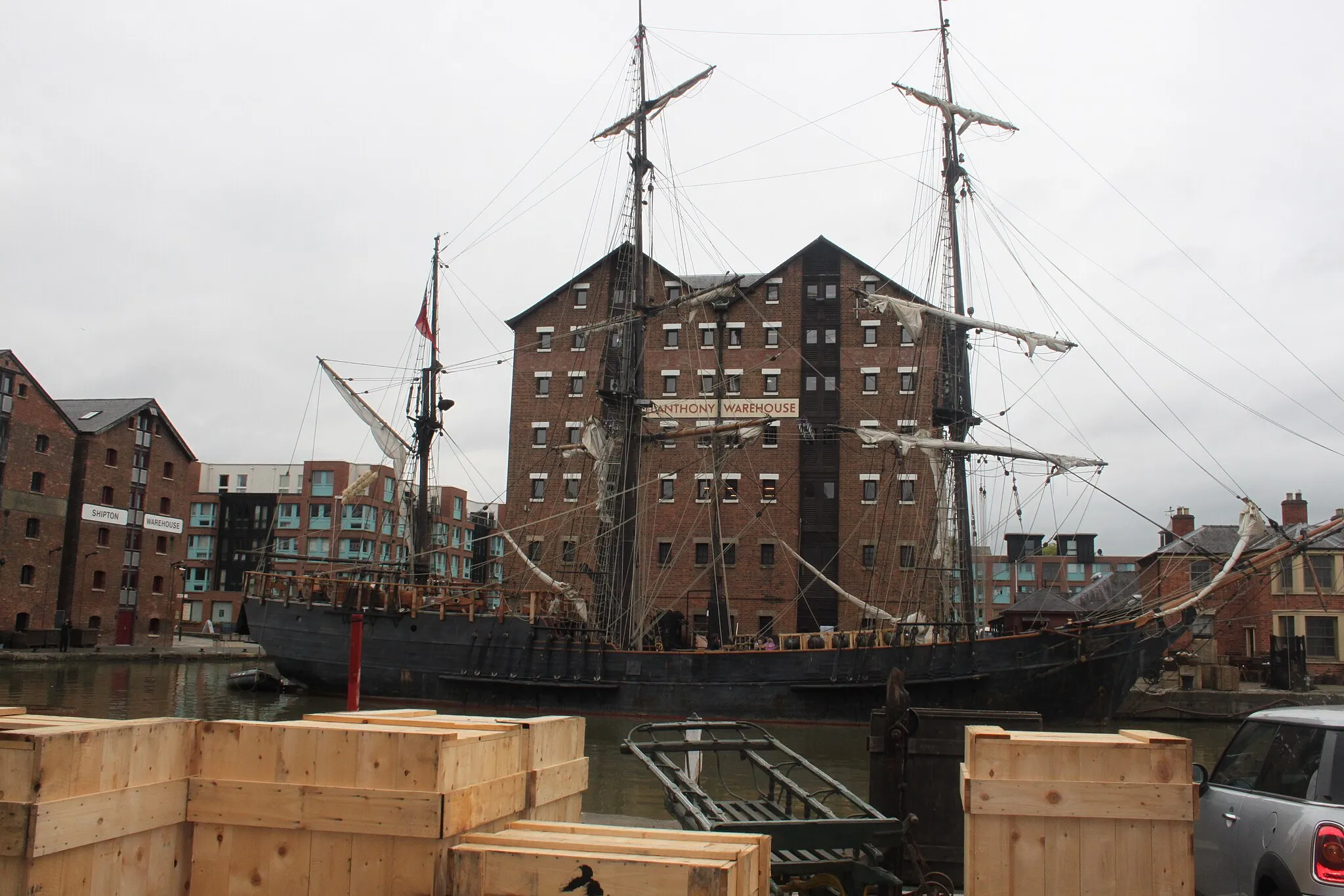 Photo showing: Earl of Pembroke (tall ship) in Gloucester Docks (renamed as The Wonder) for filing of Alice in Wonderland: Through the Looking Glass