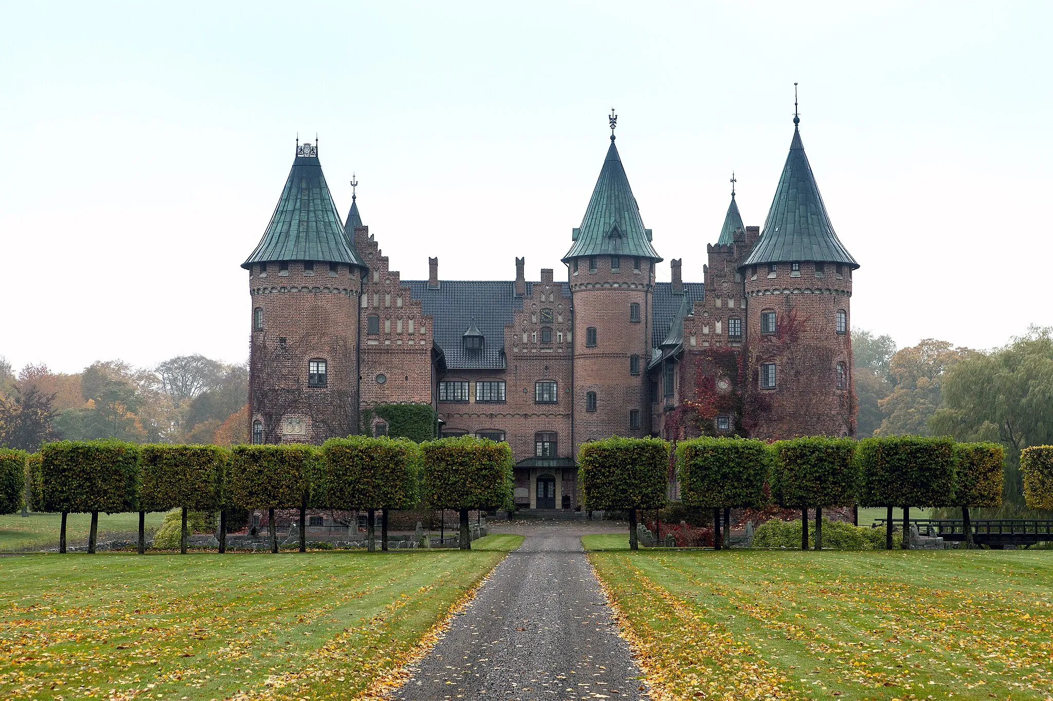 Photo showing: Trolleholms slott (castle) utanför Eslöv.
Slottet hyrs idag ut till Trolleholms Slott AB som via nyttjandandelar upplåter det som plats för möten för företag. Trolleholms gods ägs idag av Carl Trolle-Bonde som privat egendom, fram till 1974 var det ett fideikommiss.
Slottet har anor från 1538 och  borgen Eriksholm som uppfördes av danska riksrådet Tage Ottesen Thott och som brändes ned under dansk-svenska kriget 1678. Efter förfall byggdes slottet om på 1750-talet och fick sitt nuvarande utseende på 1800-talet under ledningen av den danske arkitekten, etatsrådet Ferdinand Meldahl. Då inreddes biblioteket som idag rymmer en av Nordeuropas största boksamlingar med cirka 45.000 volymer.
Trolleholms eget lantbruk omfattar cirka 1.500 hektar.
Photo: News Øresund - Johan Wessman
© News Øresund(CC BY 3.0)

Detta verk av News Øresund är licensierat under en Creative Commons Erkännande 3.0 Unported-licens (CC BY 3.0). Bilden får fritt publiceras under förutsättning att källa anges. The picture can be used freely under the prerequisite that the source is given. News Øresund, Malmö, Sweden.www.newsoresund.org.News Øresund är en oberoende regional nyhetsbyrå som ingår i projektet Øresund Media Platform som drivs av Øresundsinstituttet i partnerskap med Lunds universitet och Roskilde Universitet och med delfinansiering från EU (Interreg IV A Öresund) och 14 regionala; icke kommersiella aktörer.