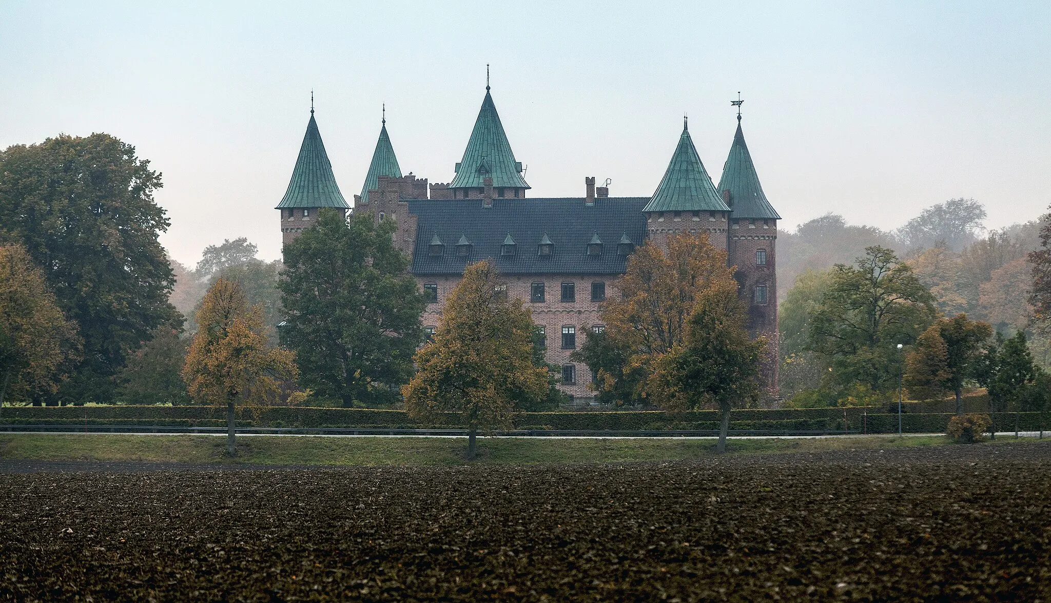 Photo showing: Trolleholms slott utanför Eslöv.
Slottet hyrs idag ut till Trolleholms Slott AB som via nyttjandandelar upplåter det som plats för möten för företag. Trolleholms gods ägs idag av Carl Trolle-Bonde som privat egendom, fram till 1974 var det ett fideikommiss.
Slottet har anor från 1538 och  borgen Eriksholm som uppfördes av danska riksrådet Tage Ottesen Thott och som brändes ned under dansk-svenska kriget 1678. Efter förfall byggdes slottet om på 1750-talet och fick sitt nuvarande utseende på 1800-talet under ledningen av den danske arkitekten, etatsrådet Ferdinand Meldahl. Då inreddes biblioteket som idag rymmer en av Nordeuropas största boksamlingar med cirka 45.000 volymer.
Trolleholms eget lantbruk omfattar cirka 1.500 hektar.
Photo: News Øresund - Johan Wessman
© News Øresund(CC BY 3.0)

Detta verk av News Øresund är licensierat under en Creative Commons Erkännande 3.0 Unported-licens (CC BY 3.0). Bilden får fritt publiceras under förutsättning att källa anges. The picture can be used freely under the prerequisite that the source is given. News Øresund, Malmö, Sweden.www.newsoresund.org.News Øresund är en oberoende regional nyhetsbyrå som ingår i projektet Øresund Media Platform som drivs av Øresundsinstituttet i partnerskap med Lunds universitet och Roskilde Universitet och med delfinansiering från EU (Interreg IV A Öresund) och 14 regionala; icke kommersiella aktörer.