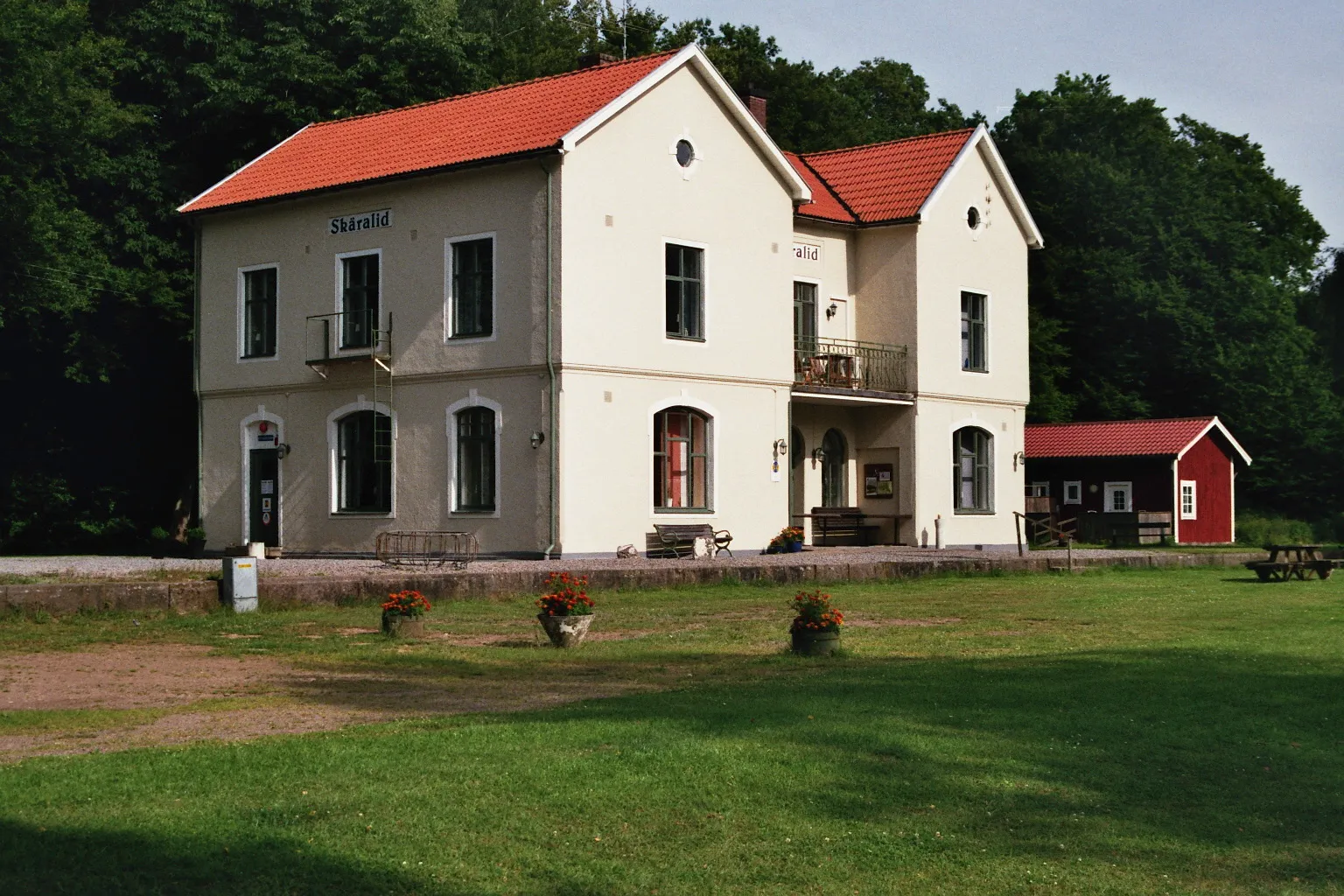 Photo showing: Former railway station of Skäralid, in 2015 a Vandrarhem (a hostel of STF, associated with Hostelling International)