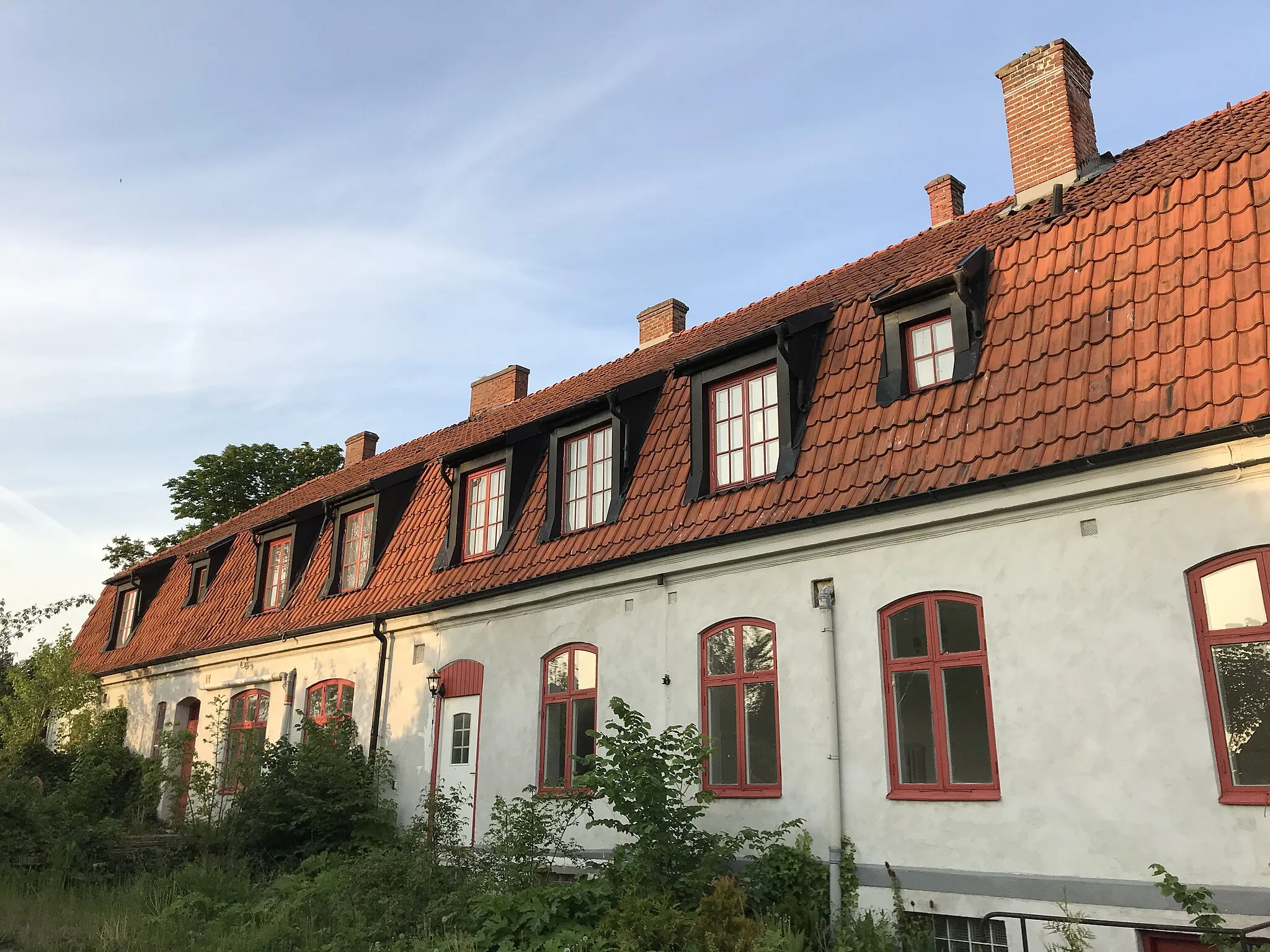 Photo showing: The former Marieholm Inn (gästgivaregård) in Marieholm in Sweden seen from the garden, on May 24, 2019.
