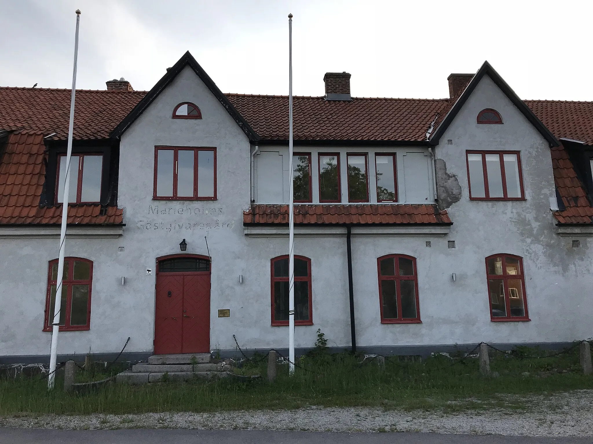 Photo showing: Entrance of the former Marieholm Inn (gästgivaregård) in Marieholm in Sweden, on May 24, 2019. The name Marieholms gästgivaregård is vaguely visible above the entrance door.