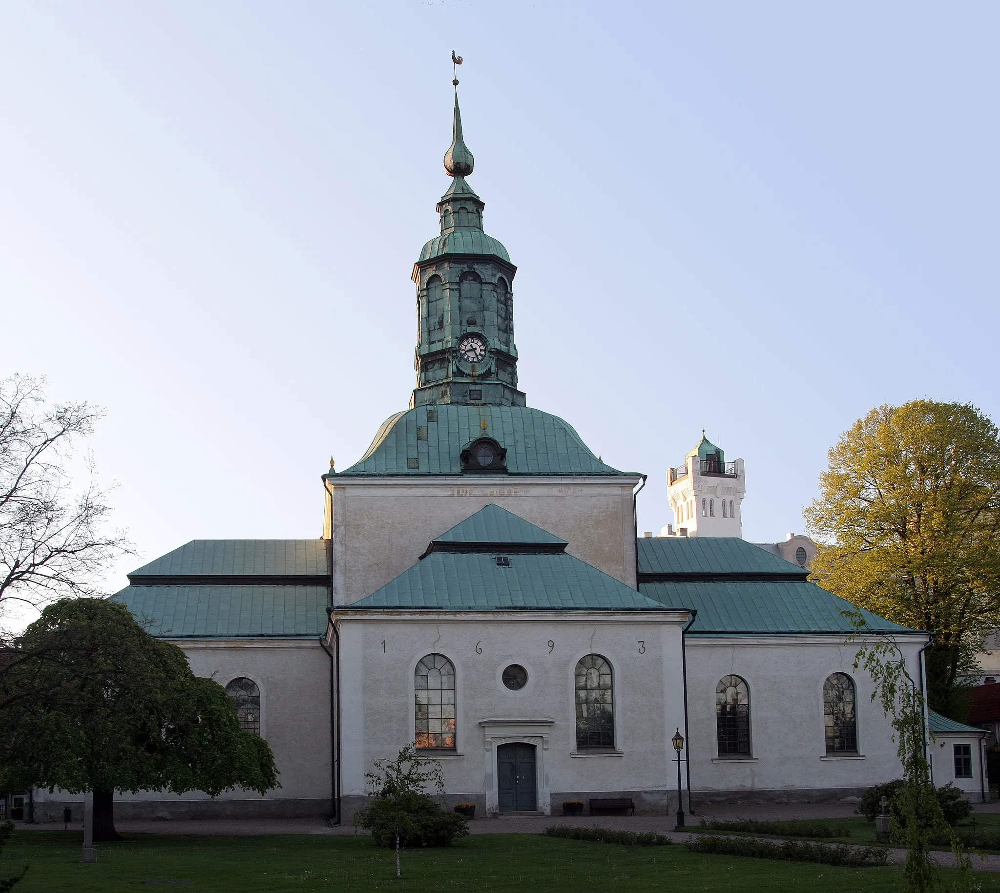 Photo showing: Carl Gustafs kyrka in Karlshamn, Sweden. The image has been assembled from two photos to allow the full building to appear in the picture despite the lack of a wide-angle lens at the time the picture was taken.