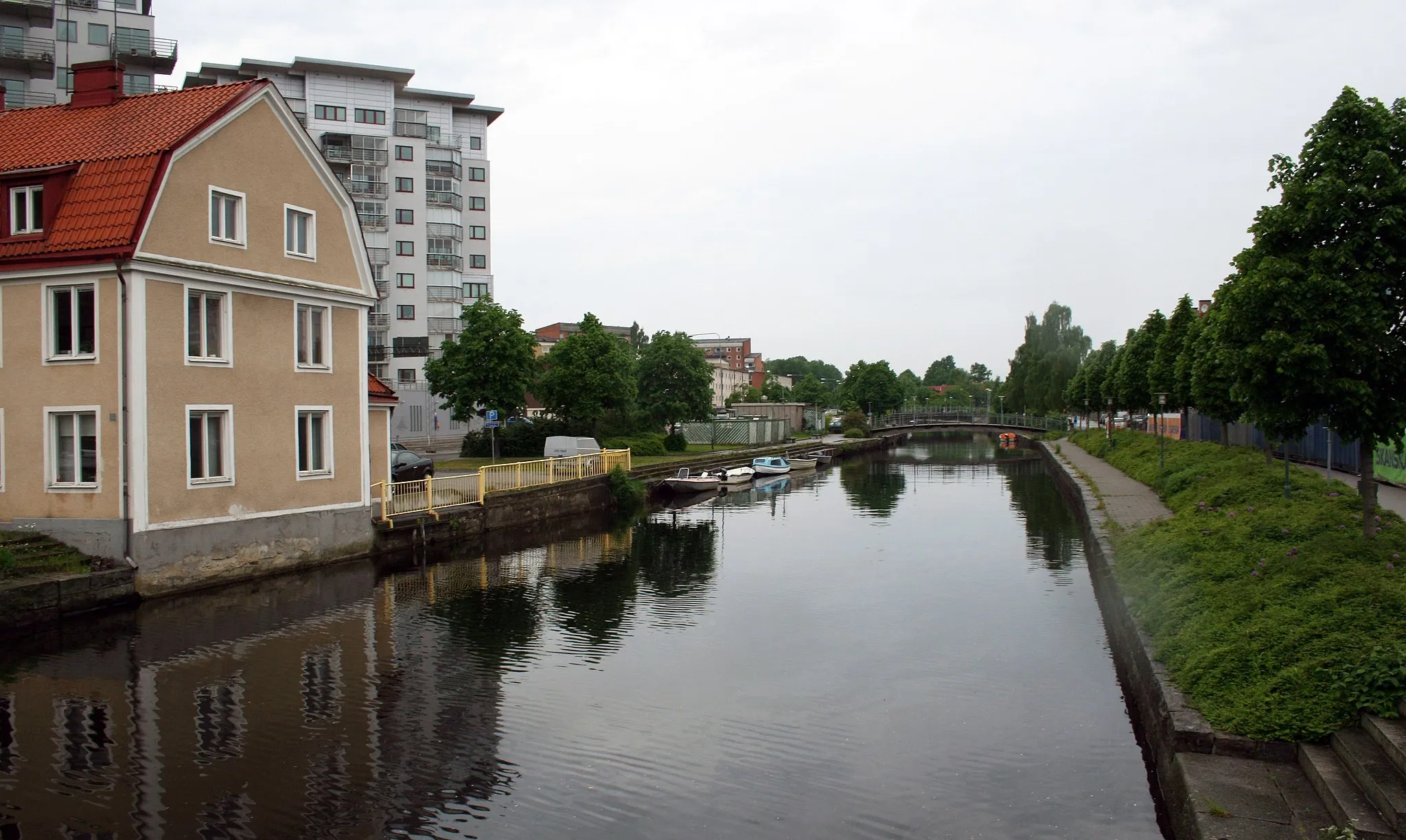 Photo showing: Mieån i Karlshamn, i närheten av dess mynning i Östersjön.