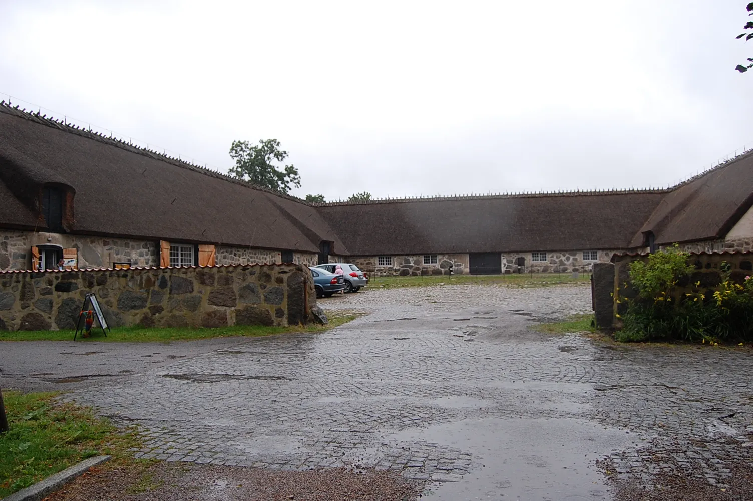 Photo showing: Part of the Castle of Sölvesborg, the barns. Straw-roof