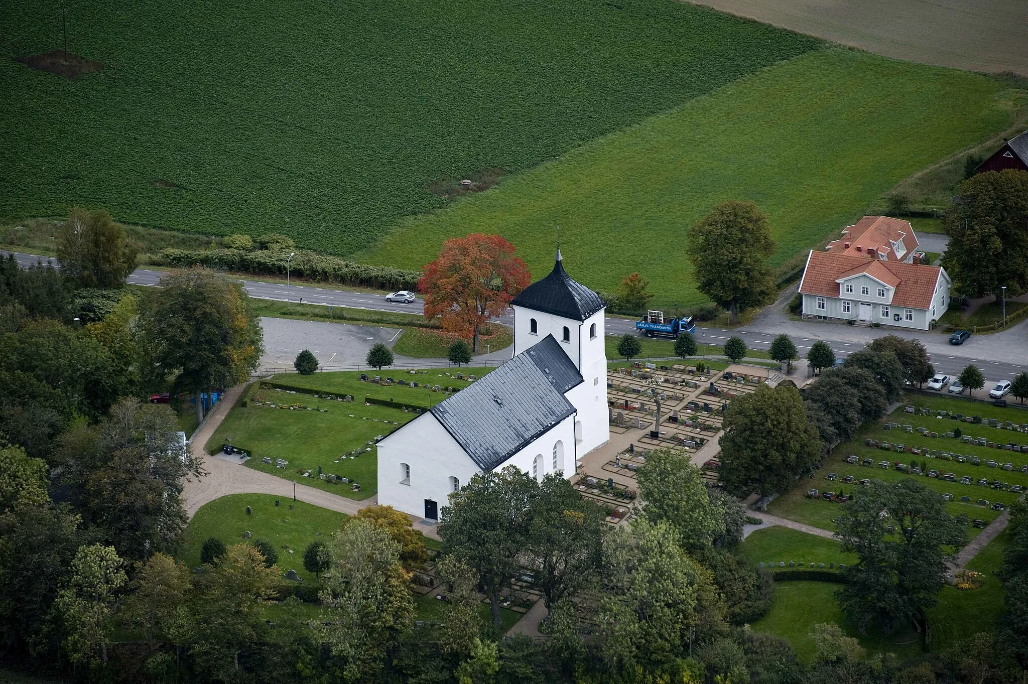 Photo showing: Ramdala church from the air