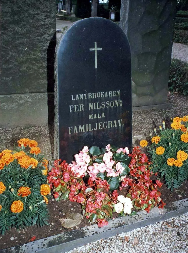 Photo showing: Grave (stone has been removed) of founding mother Bengta Truedsdotter Nilsson at Vankiva Churchyard Place: Hässleholm, Sweden