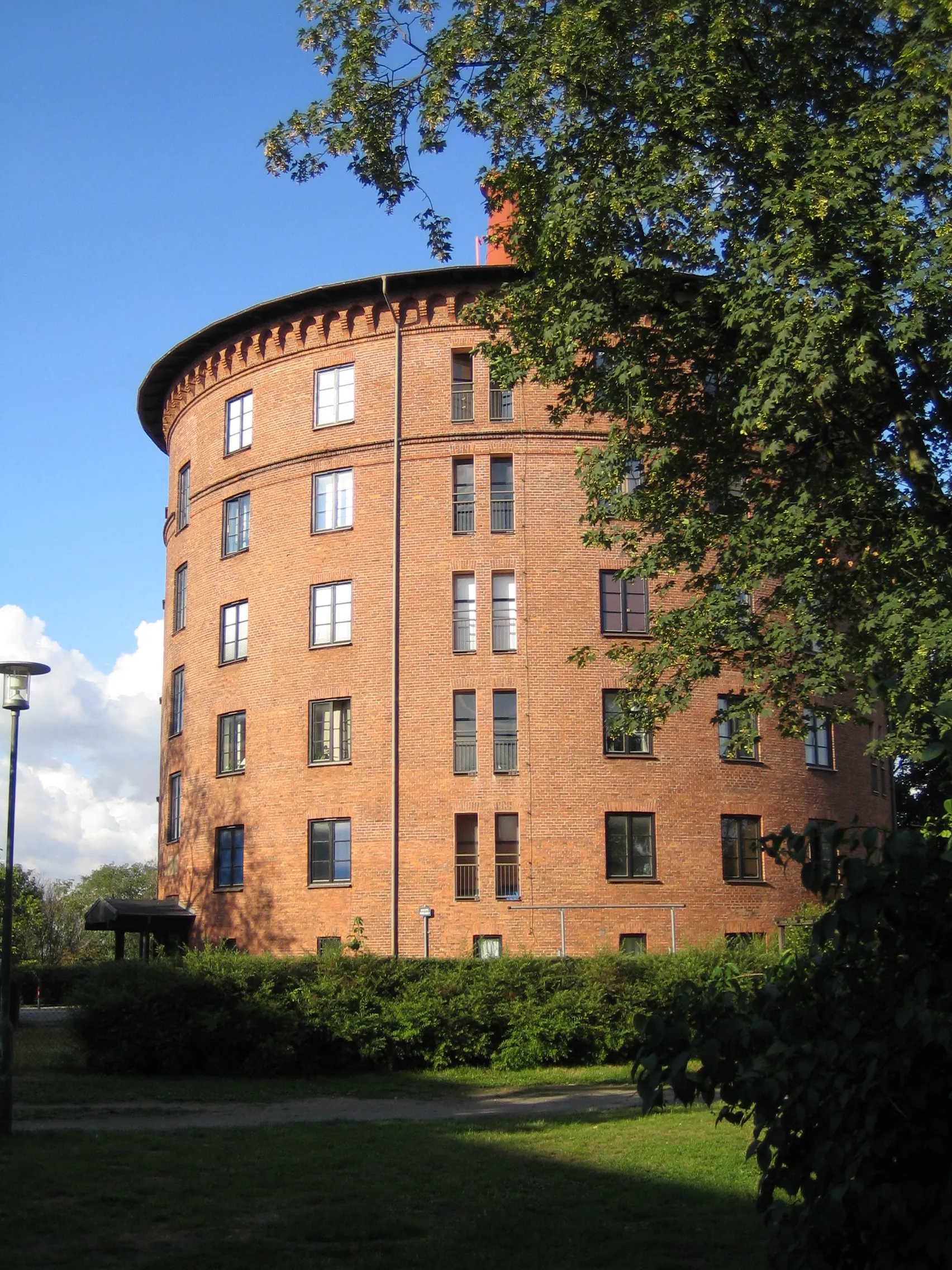 Photo showing: The old water tower, now apartments, at Kirseberg in Malmö, Sweden.