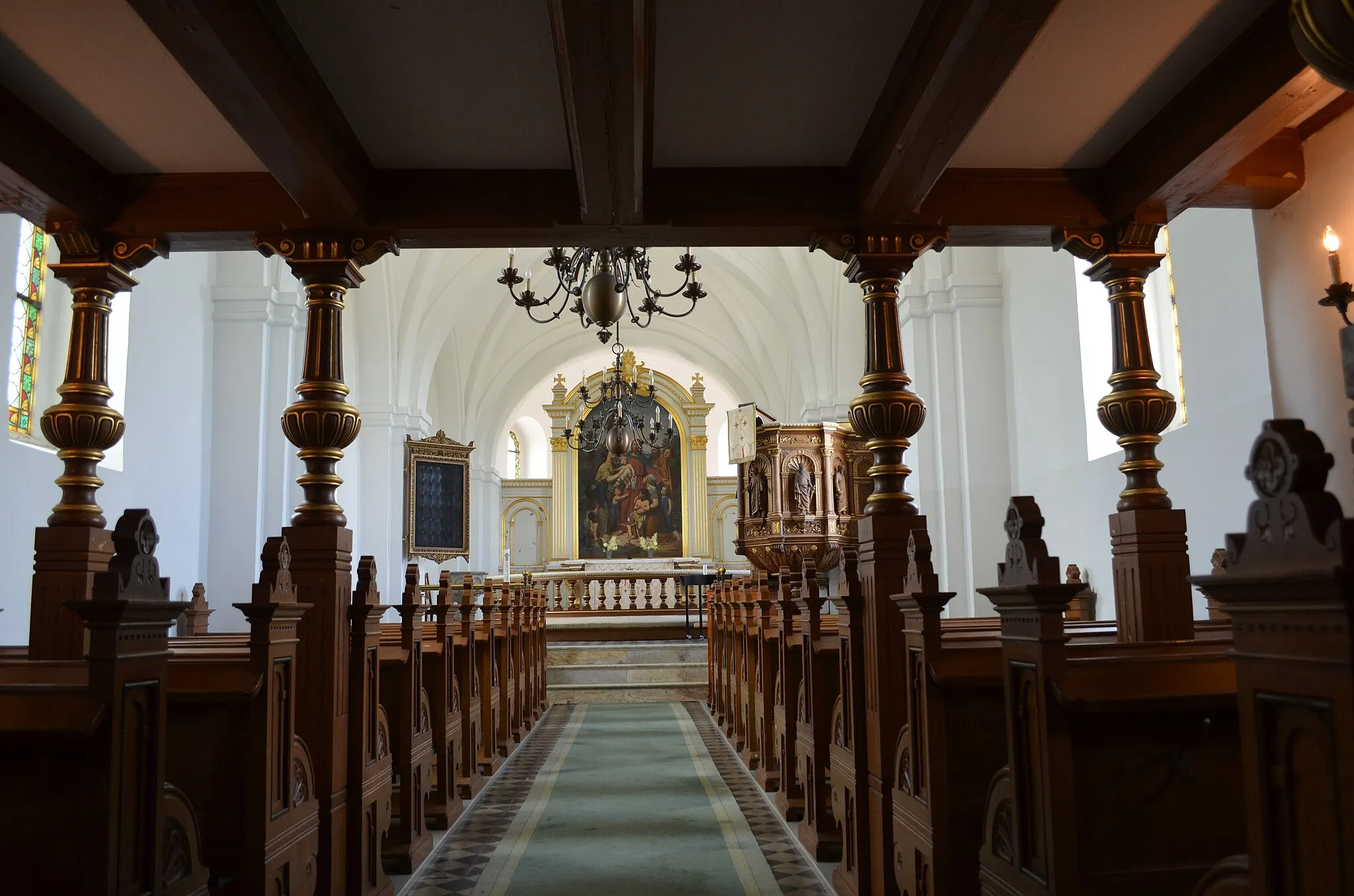 Photo showing: Vadensjö kyrkas kyrkosal. Altartavla målades 1879 av konstnären Johan Fredrik Blackstadius (1816-1898) och den föreställer Jesus välsignar barnen.
