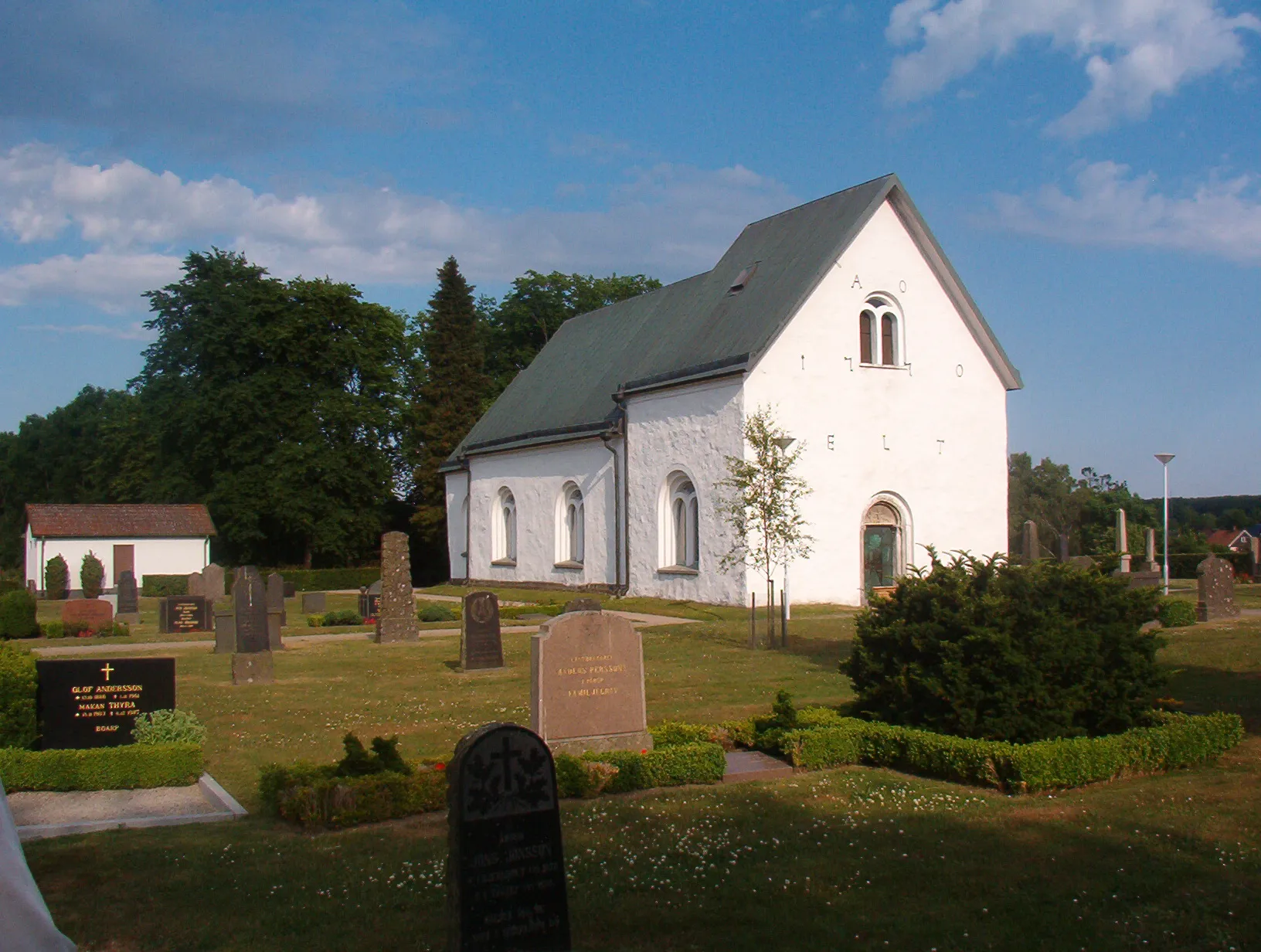 Photo showing: Church in Sweden, in Skåne, in the municipality of sv:Kristianstad.
This tower-less church was built in the midth 12 century. Inside it are paintings by Anders Johansson from 1498.