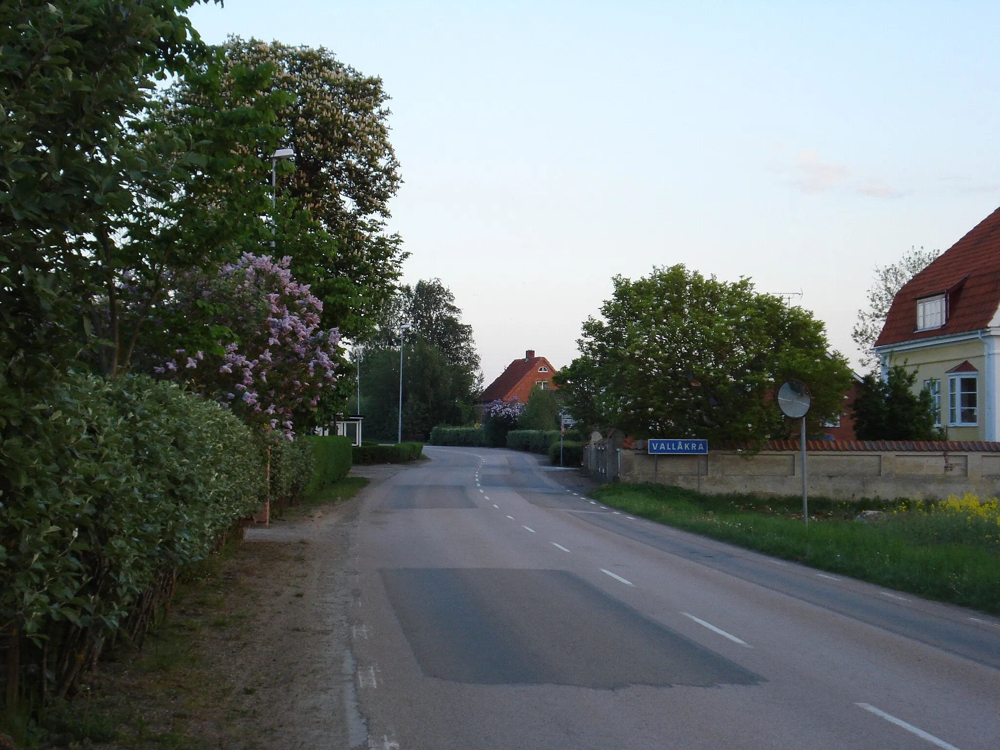 Photo showing: Vägen in i Vallåkra norrifrån.