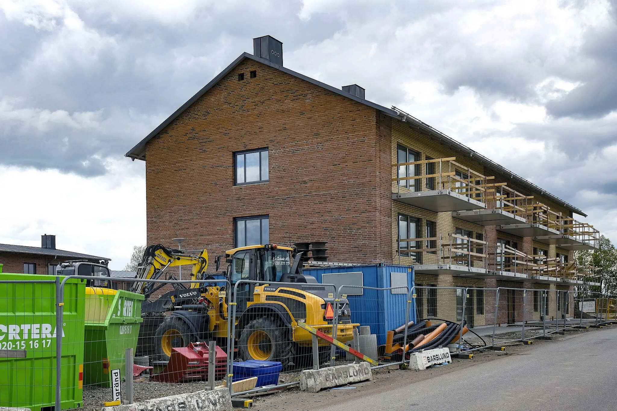 Photo showing: Byggarbetsplats flerbostadshus Vikhem i Staffanstorp 20200517
Photo: News Øresund - Johan Wessman
© News Øresund - Johan Wessman

(CC BY 3.0)

Detta verk av News Øresund är licensierat under en Creative Commons Erkännande 3.0 Unported-licens (CC BY 3.0). Bilden får fritt publiceras under förutsättning att källa anges. .The picture can be used freely under the prerequisite that the source is given. News Øresund, Malmö, Sweden
News Øresund är en oberoende regional nyhetsbyrå som är en del av det oberoende dansk-svenska kunskapscentrat Øresundsinstituttet.
www.newsoresund.org

www.oresundsinstituttet.org