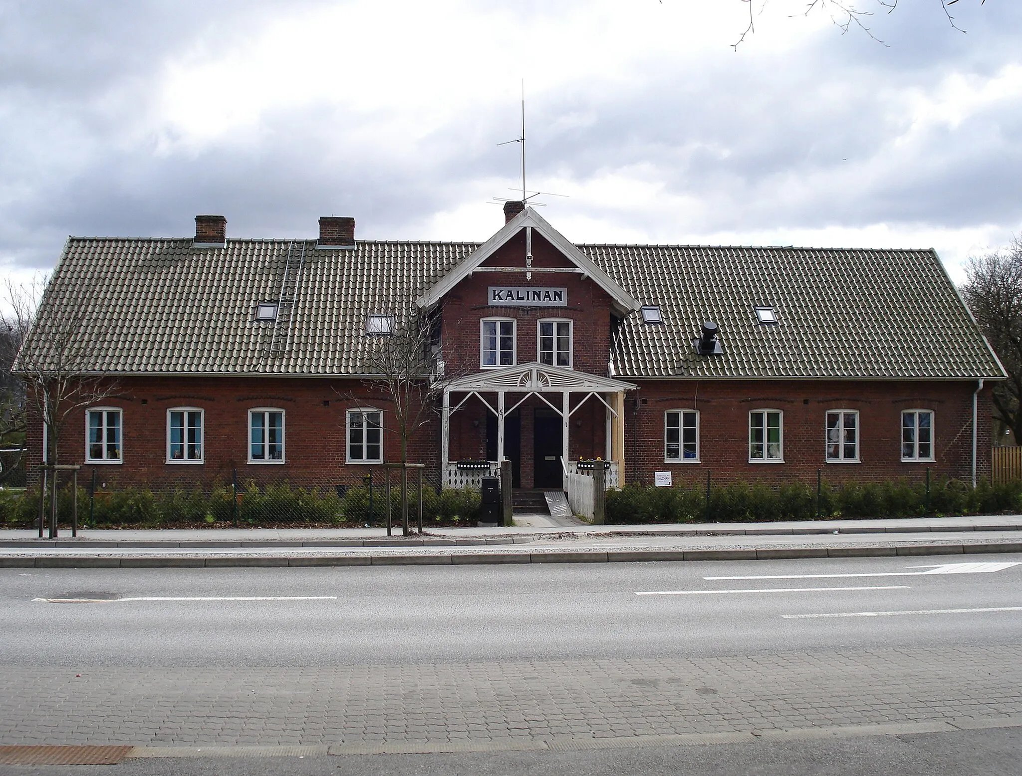 Photo showing: Arlöv. Kalinan. Byggt 1876. F.d. värdshus som numera blivit förskola.