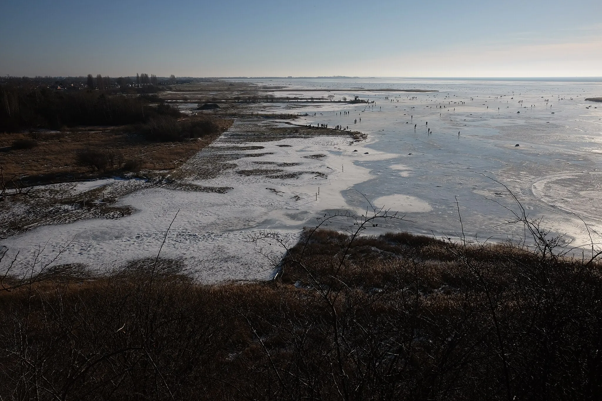 Photo showing: View of Öresund, Bunkeflo strandängar and Bunkeflostand from Lernacken, February 2021.