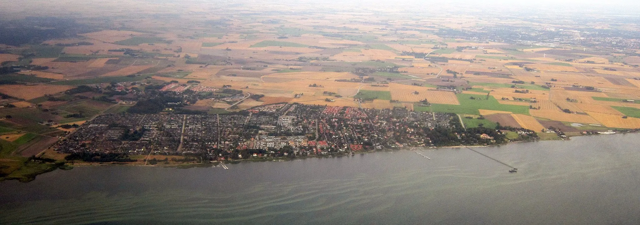 Photo showing: Aerial photo of Bjärred with its remarkable 500-meter pier