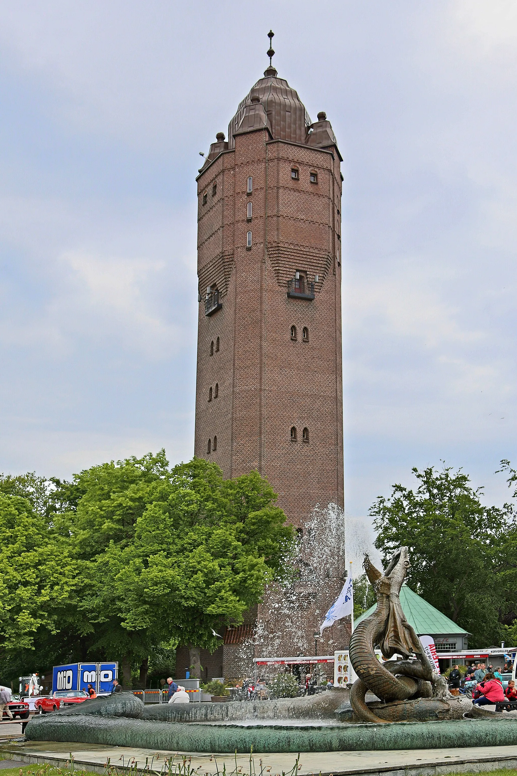 Photo showing: Trelleborg water tower, Sweden. The tower, built in 1911 with a height of 58 meters, was in operation as a water tower until 1971. In the foreground the whale fountain (Valvisken Större). Trelleborg is a city in the Swedish province of Skåne County.