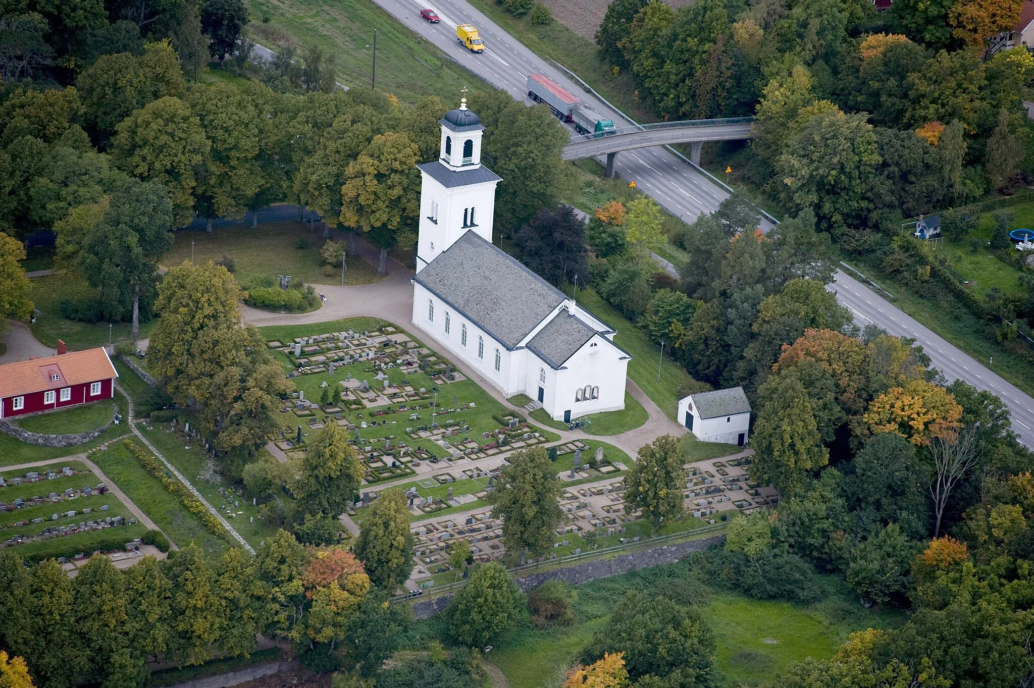 Photo showing: Lösen church from the air