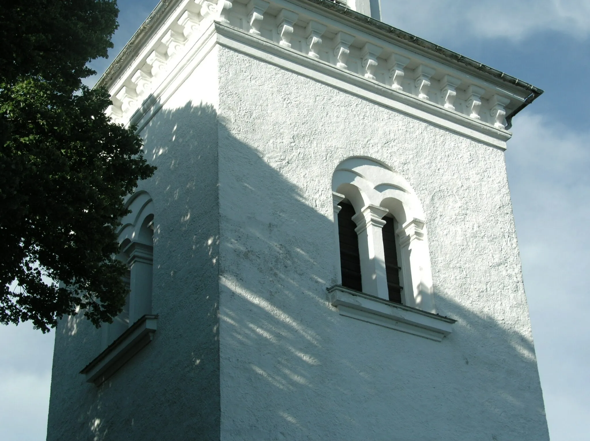 Photo showing: Lösens kyrka. The picture was taken the 6th of August 2005 by Håkan Svensson (Xauxa).