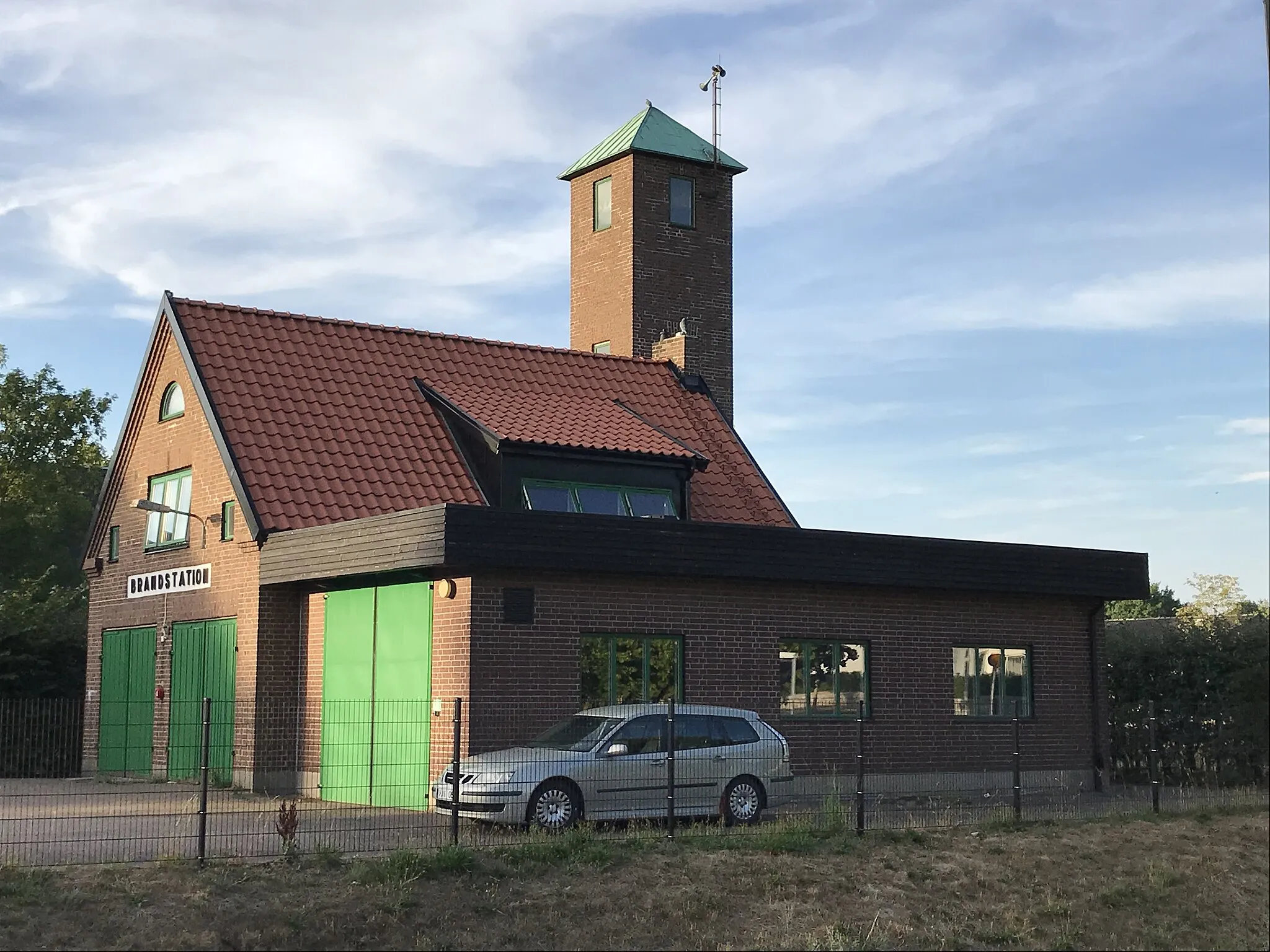 Photo showing: Mörarps brandstation 1937-2009, ombyggd omkring 2011 för bostadsändamål. Bilden tagen från väster den 1 augusti 2018.