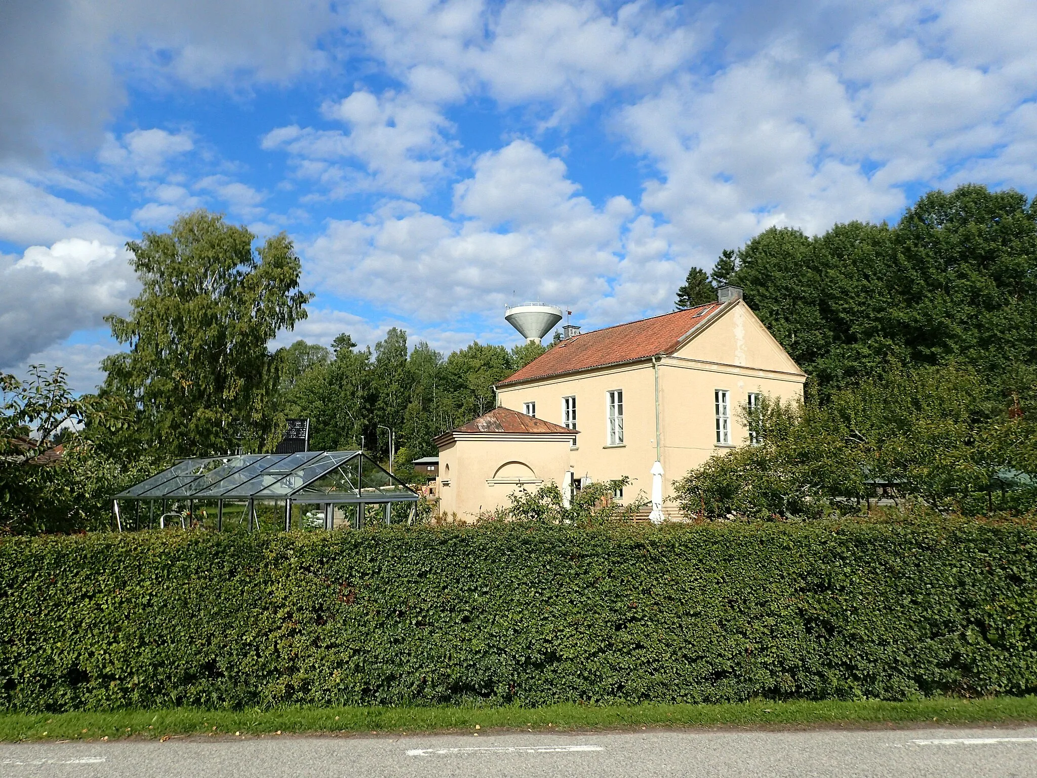Photo showing: Lyrestad. F.d. Kungliga telegrafverkets Överdragsstation. Förstärkarstation på telefonledningen mellan Stockholm och Göteborg. Byggd i början av 1920-talet