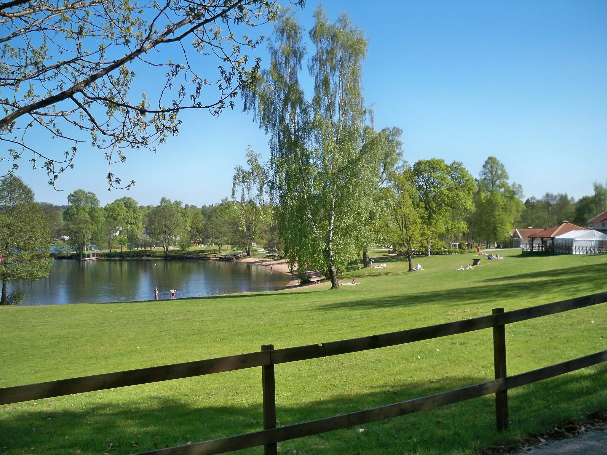 Photo showing: An early May picture of a lake cove in the city of Borås, Sweden, where there is a public bath establishment during the summer season.