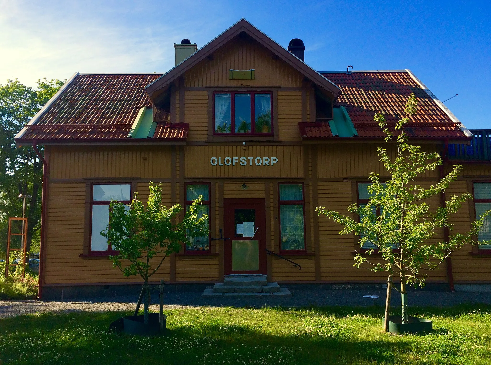 Photo showing: Tidigare stationsbyggnaden vid nedlagda Västgötabanan, Olofstorp.