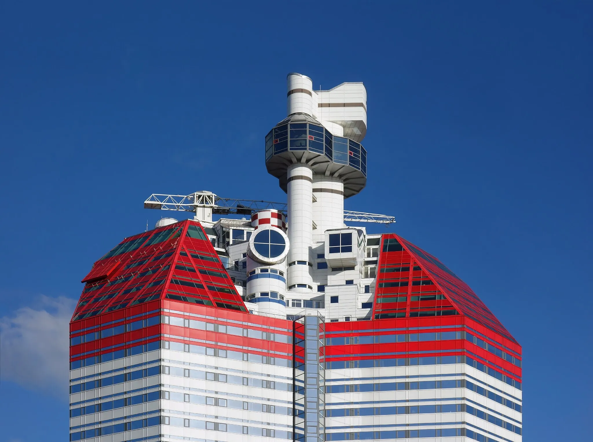 Photo showing: The top of Skanska high-rise at Lilla Bommen in Gothenburg, Sweden.