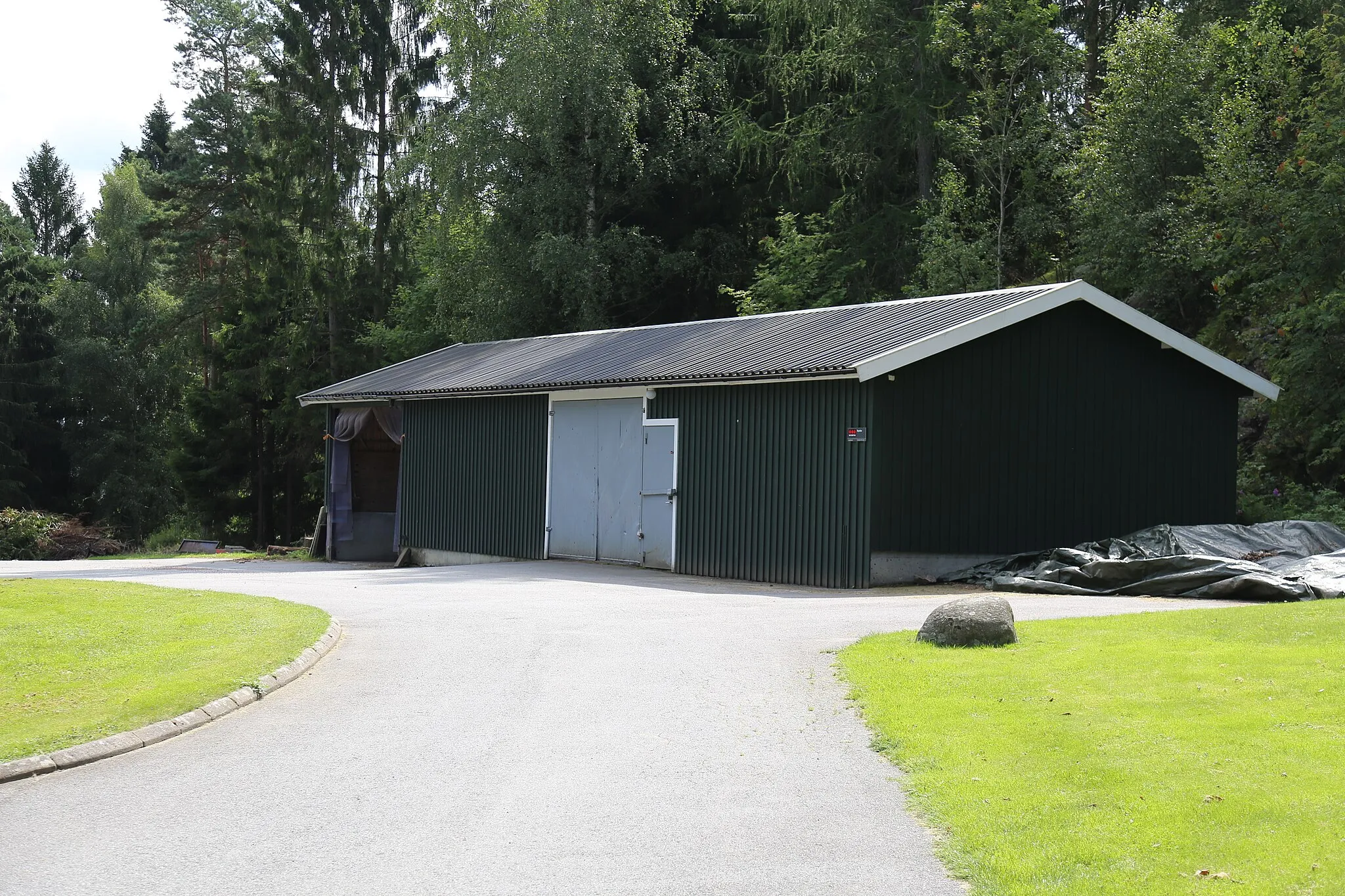 Photo showing: Vagnhall i Skogskyrkogården i Kungälv.