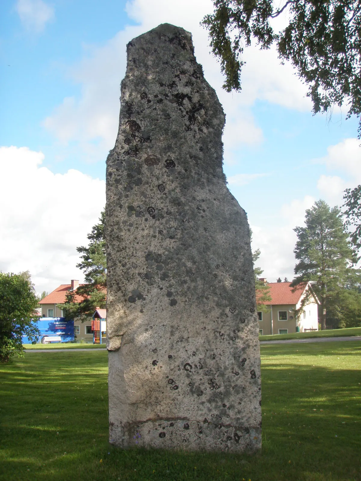 Photo showing: Strax norr om Vässjevattnet i Hällevadsholm finns ett gravfält från äldre järnåldern, av detta är tre resta stenar - s k bautastenar - synliga bevis. Gravfältet undersöktes arkeologiskt 1979 och i fem gravar fann man brända ben, keramik, fragment av en benkam och en eventuell spelbricka. Forngravarna daterades till äldre järnåldern.