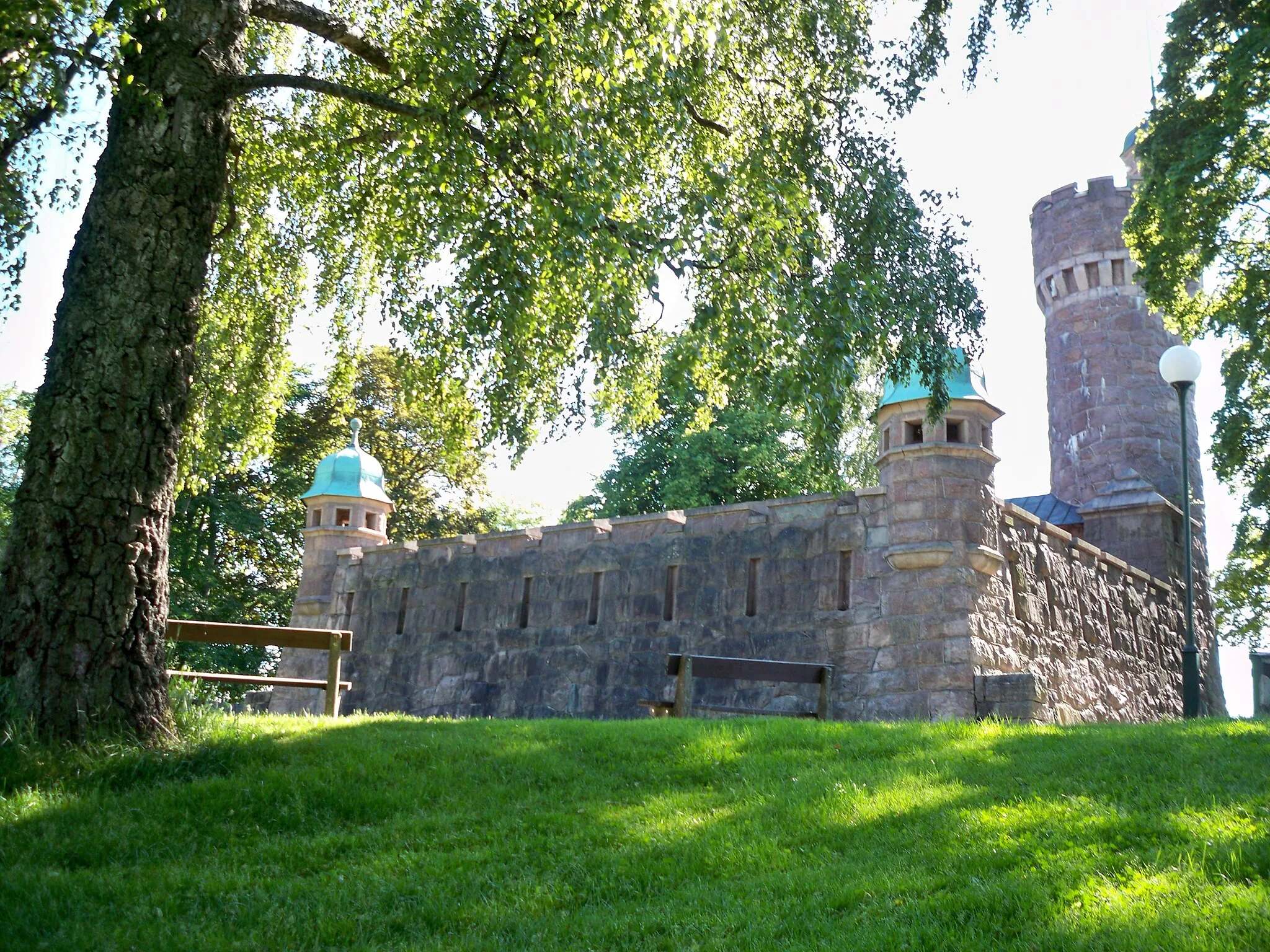 Photo showing: The 1900 Water Tower made of natural stone in Mill Hill Park of Borås, Sweden.