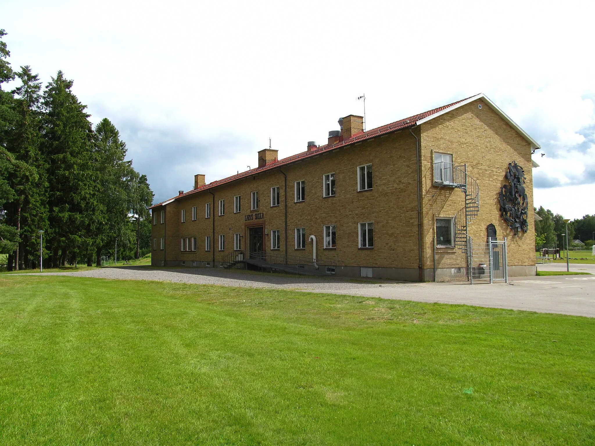 Photo showing: Larv school, built 1954. Main building.