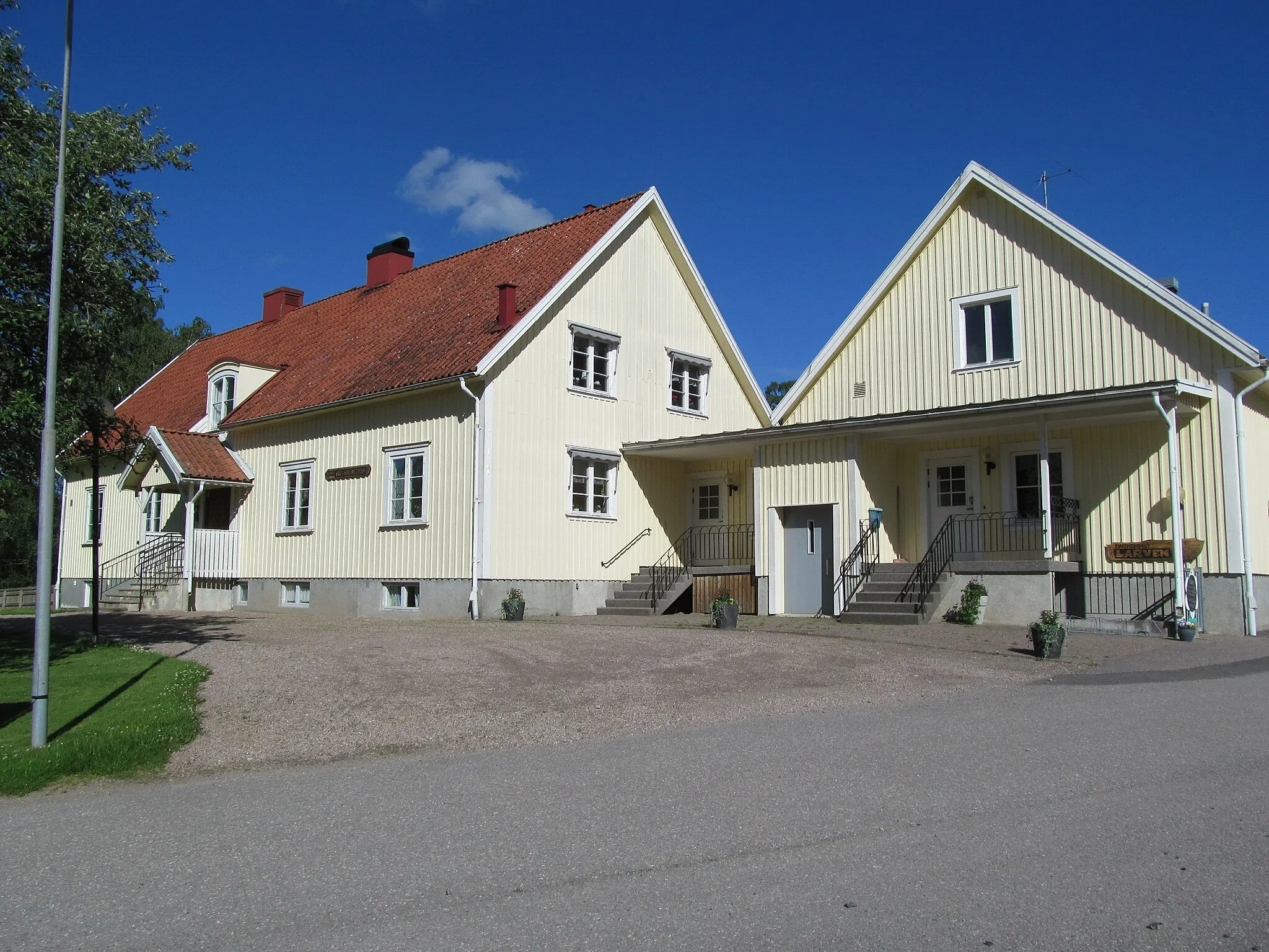 Photo showing: Larv parish house to the left and kindergarten to the right