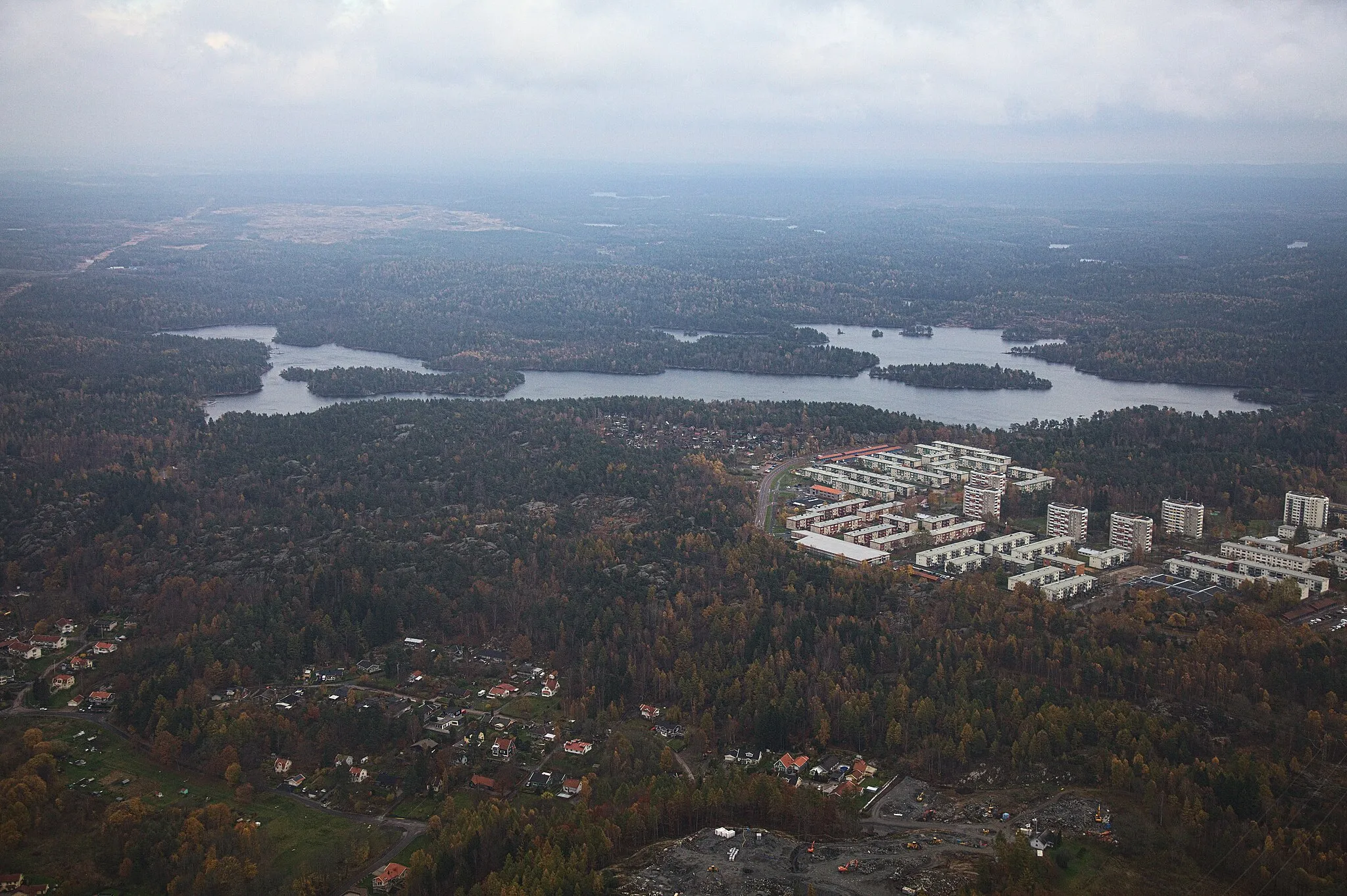 Photo showing: Photo taken on a helicopter over Gothenburg. On the photo is Lövgärdet and beyond it the lake Surtesjön. To the left is parts of Surte.