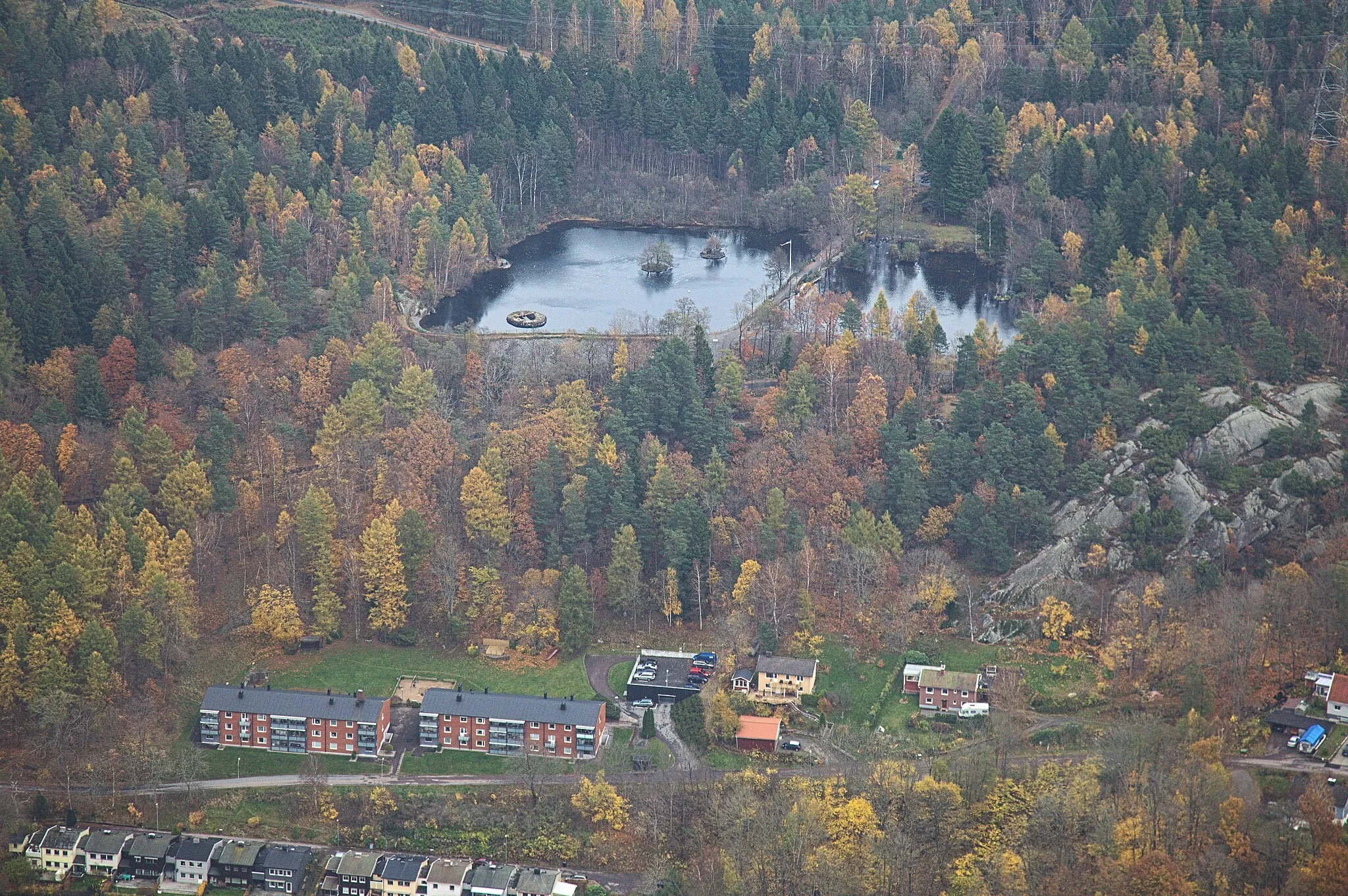 Photo showing: Photo taken on a helicopter over Gothenburg. Photo of Fågeldammarna just east of Surte.