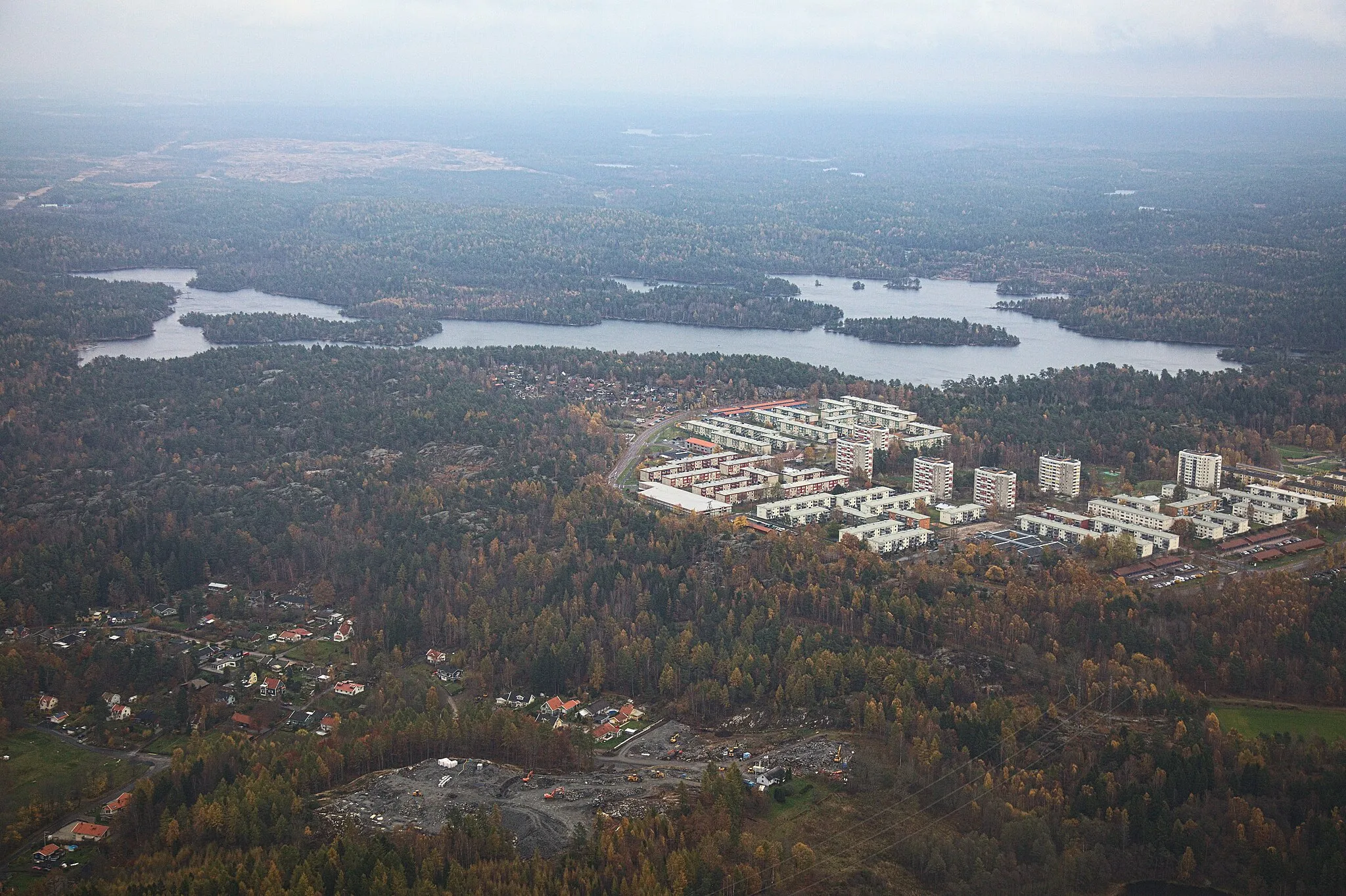 Photo showing: Photo taken on a helicopter over Gothenburg. On the photo is Lövgärdet and beyond it the lake Surtesjön. To the left is parts of Surte.